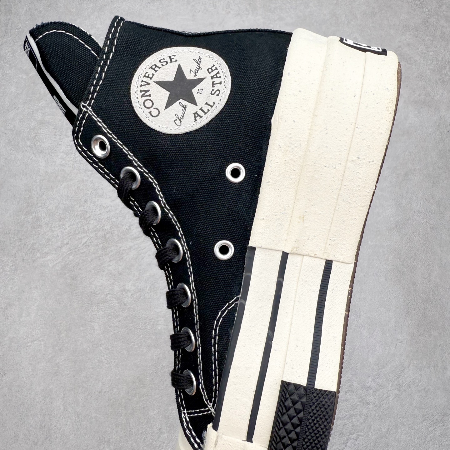 图片[7]-Rick Owens DRKSHDW x Converse Chuck 70 DBL Drksta 简约潮流 高帮休闲帆布鞋 大胆先锋的“双层”鞋底，一步增高融入先锋气质的线条美学解锁经典重塑“新高度” 双倍大胆设计打破常规，搭配标志性的加长鞋舌高调呈现前卫锋芒，让你感受双倍快乐 货号：A04954C 黑色 货号：A06755C 做旧灰 尺码：35-44（36.5 37.5 39.5 41.5 42.5）-选品中心