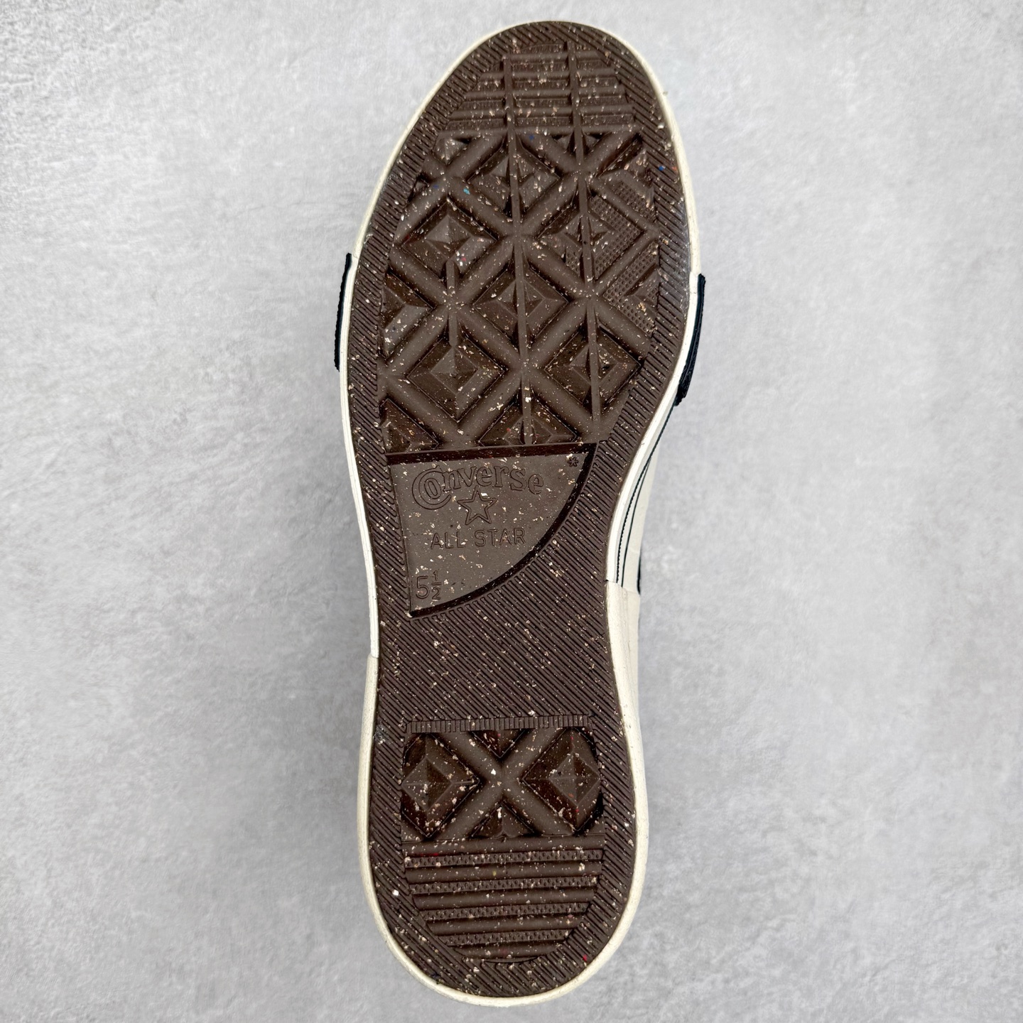 图片[9]-Rick Owens DRKSHDW x Converse Chuck 70 DBL Drksta 简约潮流 高帮休闲帆布鞋 大胆先锋的“双层”鞋底，一步增高融入先锋气质的线条美学解锁经典重塑“新高度” 双倍大胆设计打破常规，搭配标志性的加长鞋舌高调呈现前卫锋芒，让你感受双倍快乐 货号：A04954C 黑色 货号：A06755C 做旧灰 尺码：35-44（36.5 37.5 39.5 41.5 42.5）-选品中心