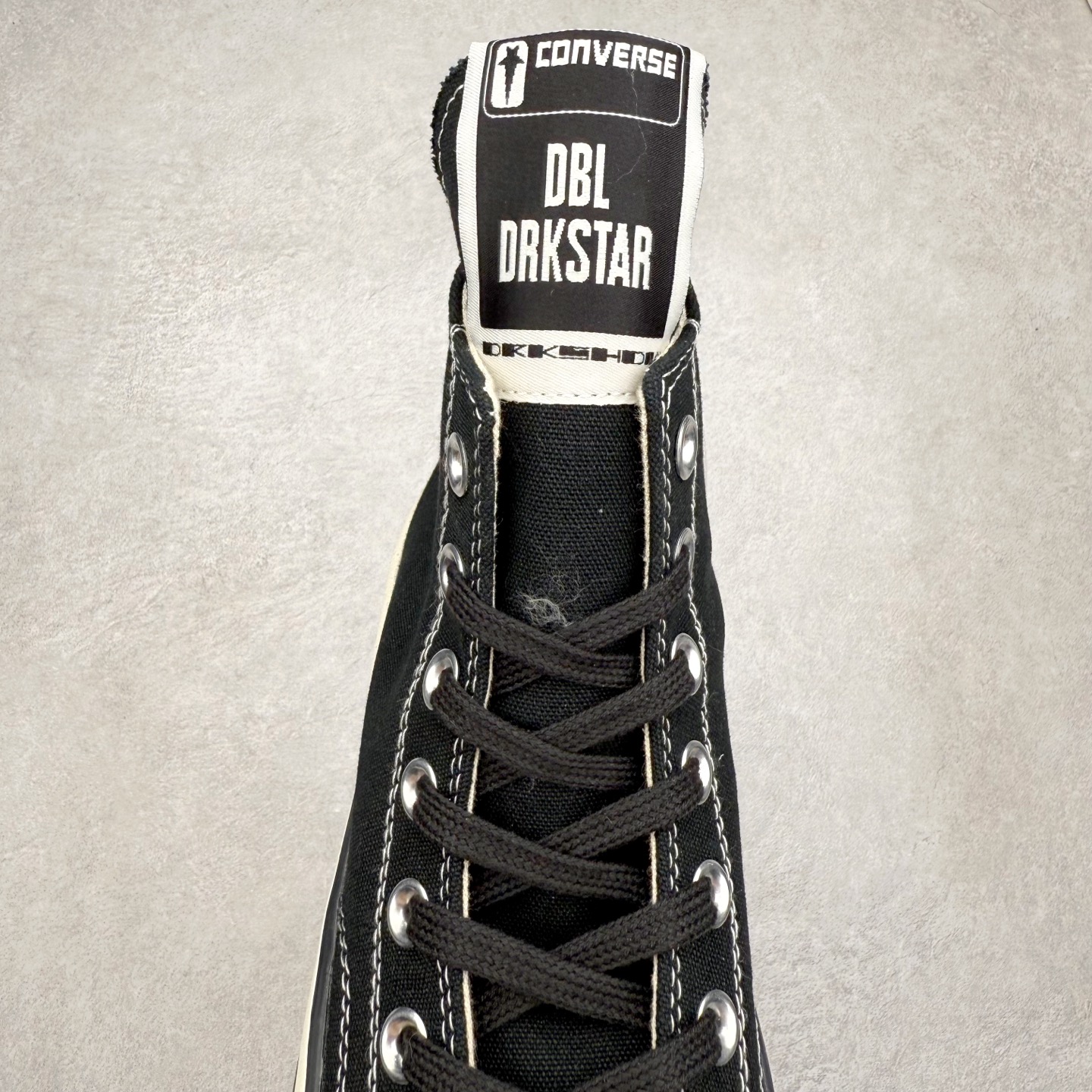 图片[5]-Rick Owens DRKSHDW x Converse Chuck 70 DBL Drksta 简约潮流 高帮休闲帆布鞋 大胆先锋的“双层”鞋底，一步增高融入先锋气质的线条美学解锁经典重塑“新高度” 双倍大胆设计打破常规，搭配标志性的加长鞋舌高调呈现前卫锋芒，让你感受双倍快乐 货号：A04954C 黑色 货号：A06755C 做旧灰 尺码：35-44（36.5 37.5 39.5 41.5 42.5）-选品中心
