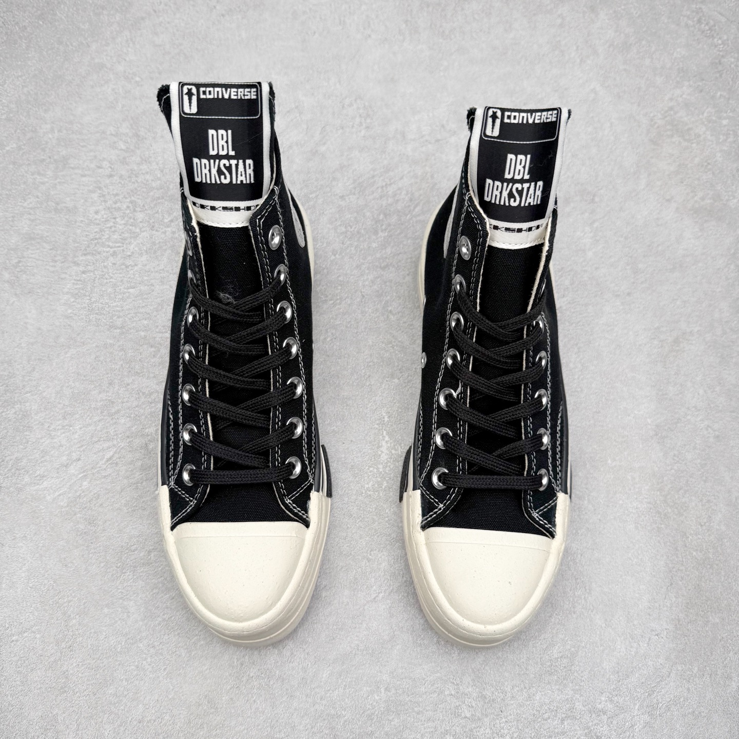 图片[2]-Rick Owens DRKSHDW x Converse Chuck 70 DBL Drksta 简约潮流 高帮休闲帆布鞋 大胆先锋的“双层”鞋底，一步增高融入先锋气质的线条美学解锁经典重塑“新高度” 双倍大胆设计打破常规，搭配标志性的加长鞋舌高调呈现前卫锋芒，让你感受双倍快乐 货号：A04954C 黑色 货号：A06755C 做旧灰 尺码：35-44（36.5 37.5 39.5 41.5 42.5）-选品中心