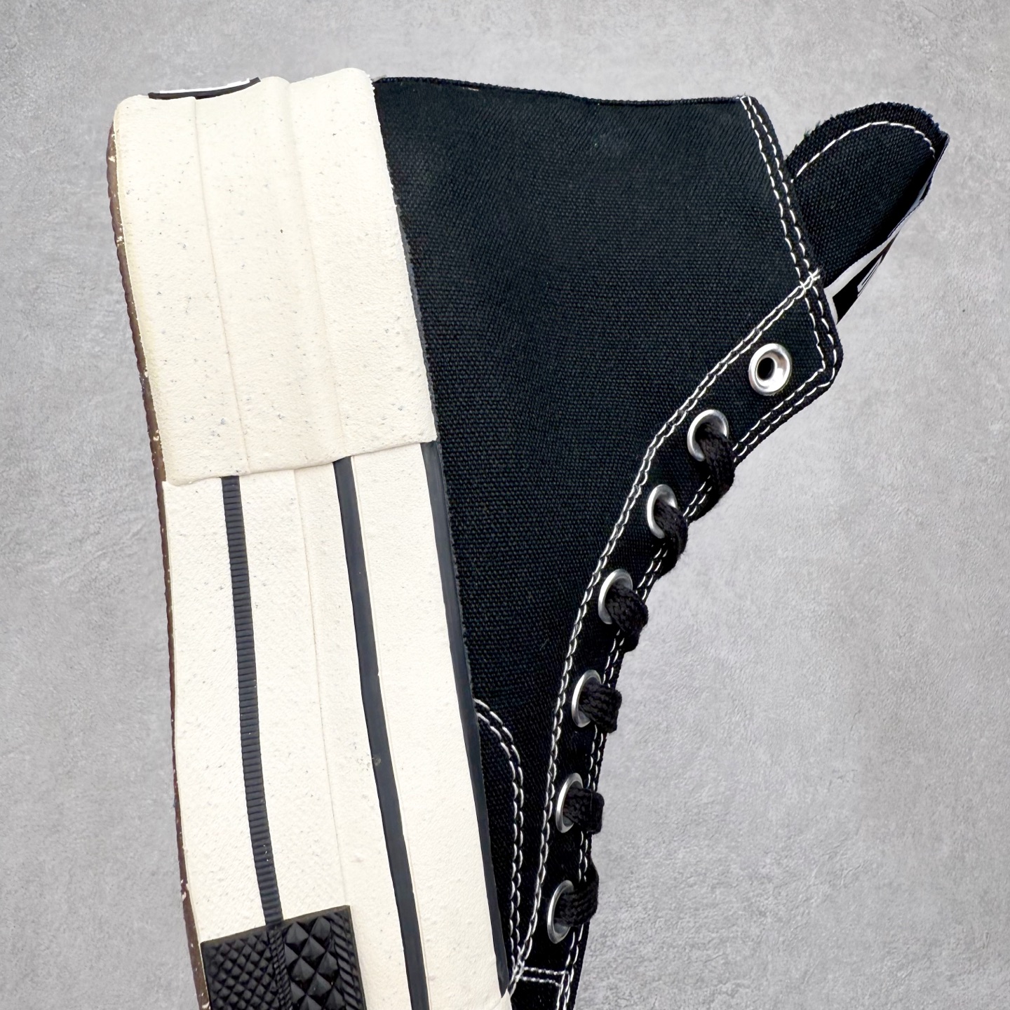 图片[6]-Rick Owens DRKSHDW x Converse Chuck 70 DBL Drksta 简约潮流 高帮休闲帆布鞋 大胆先锋的“双层”鞋底，一步增高融入先锋气质的线条美学解锁经典重塑“新高度” 双倍大胆设计打破常规，搭配标志性的加长鞋舌高调呈现前卫锋芒，让你感受双倍快乐 货号：A04954C 黑色 货号：A06755C 做旧灰 尺码：35-44（36.5 37.5 39.5 41.5 42.5）-选品中心