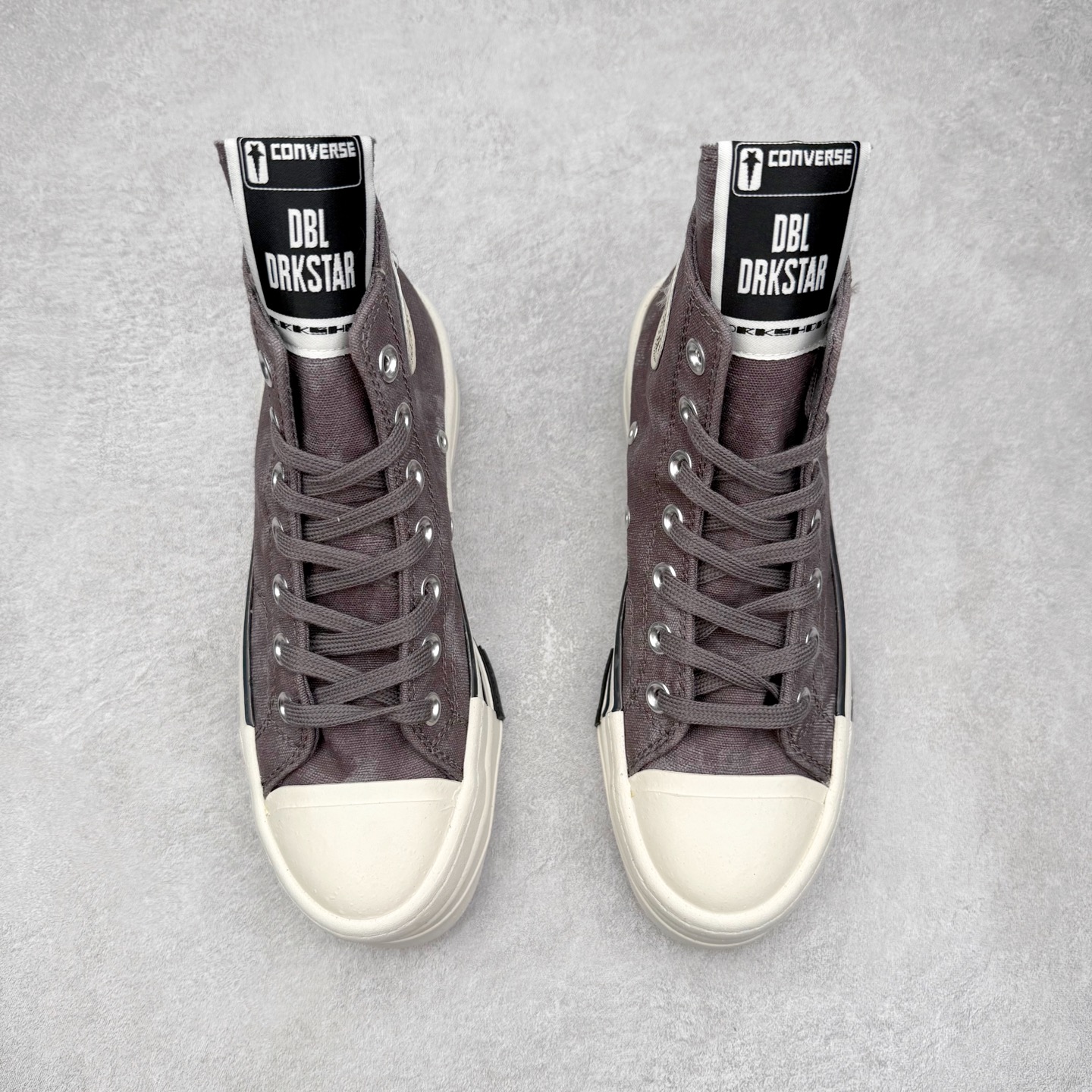 图片[2]-Rick Owens DRKSHDW x Converse Chuck 70 DBL Drksta 简约潮流 高帮休闲帆布鞋 大胆先锋的“双层”鞋底，一步增高融入先锋气质的线条美学解锁经典重塑“新高度” 双倍大胆设计打破常规，搭配标志性的加长鞋舌高调呈现前卫锋芒，让你感受双倍快乐 货号：A04954C 黑色 货号：A06755C 做旧灰 尺码：35-44（36.5 37.5 39.5 41.5 42.5）-选品中心