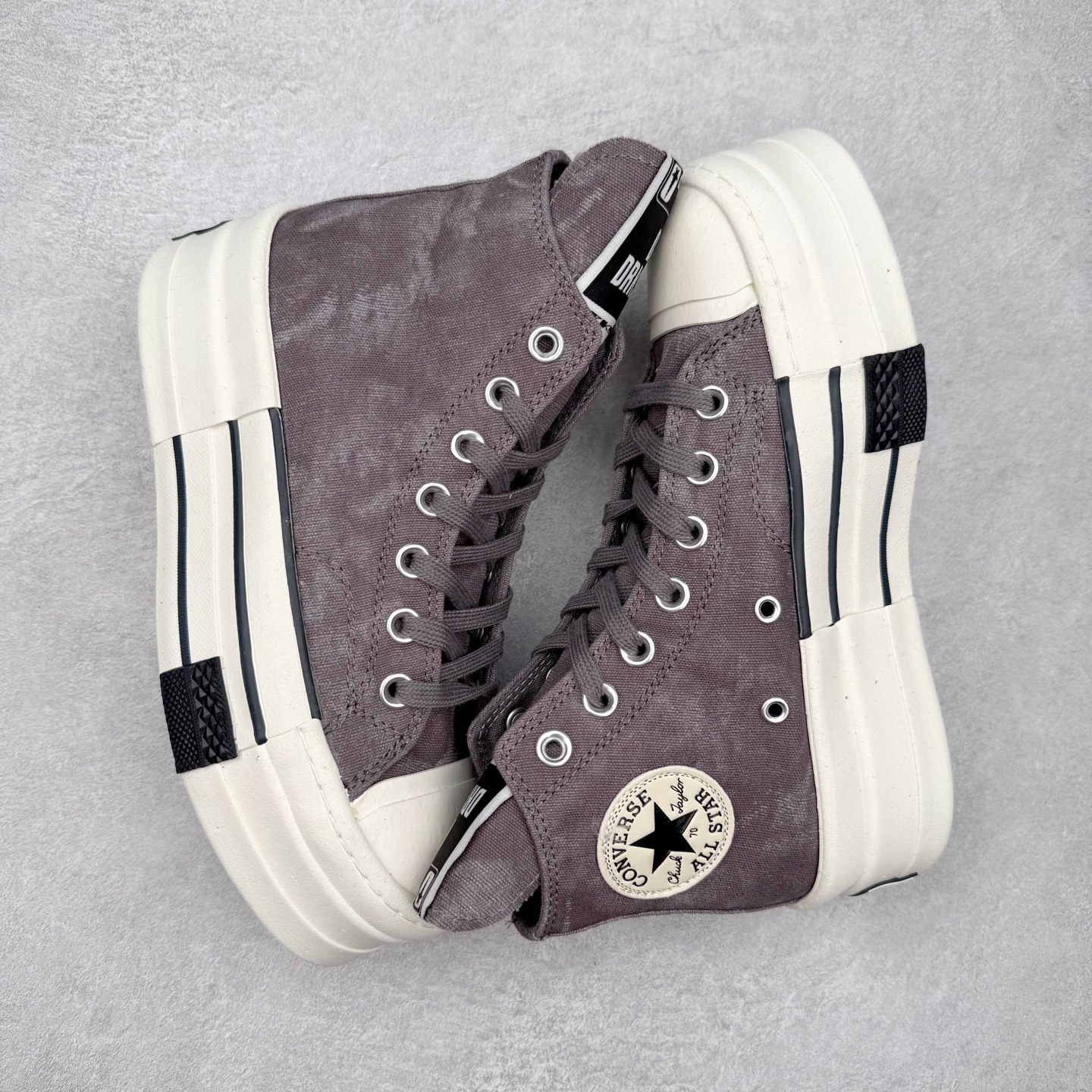 图片[3]-Rick Owens DRKSHDW x Converse Chuck 70 DBL Drksta 简约潮流 高帮休闲帆布鞋 大胆先锋的“双层”鞋底，一步增高融入先锋气质的线条美学解锁经典重塑“新高度” 双倍大胆设计打破常规，搭配标志性的加长鞋舌高调呈现前卫锋芒，让你感受双倍快乐 货号：A04954C 黑色 货号：A06755C 做旧灰 尺码：35-44（36.5 37.5 39.5 41.5 42.5）-选品中心