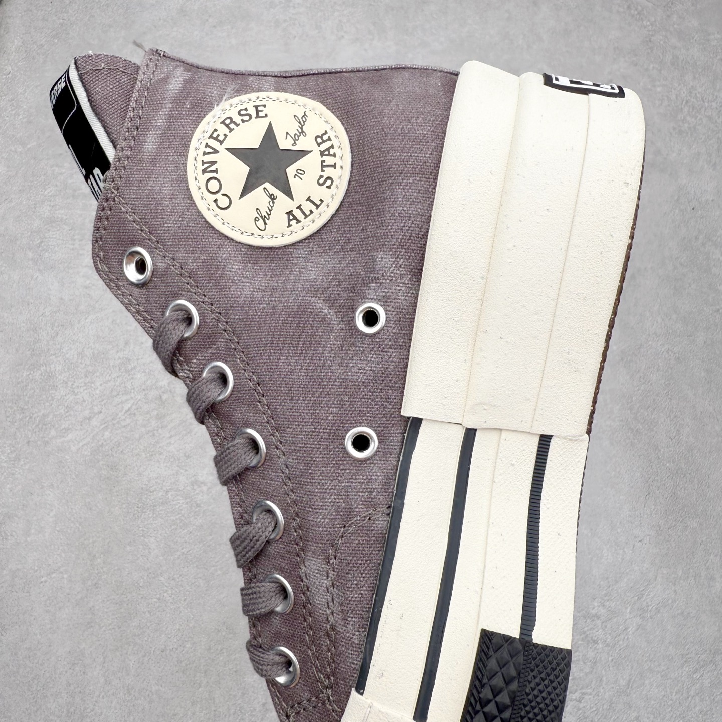 图片[7]-Rick Owens DRKSHDW x Converse Chuck 70 DBL Drksta 简约潮流 高帮休闲帆布鞋 大胆先锋的“双层”鞋底，一步增高融入先锋气质的线条美学解锁经典重塑“新高度” 双倍大胆设计打破常规，搭配标志性的加长鞋舌高调呈现前卫锋芒，让你感受双倍快乐 货号：A04954C 黑色 货号：A06755C 做旧灰 尺码：35-44（36.5 37.5 39.5 41.5 42.5）-选品中心