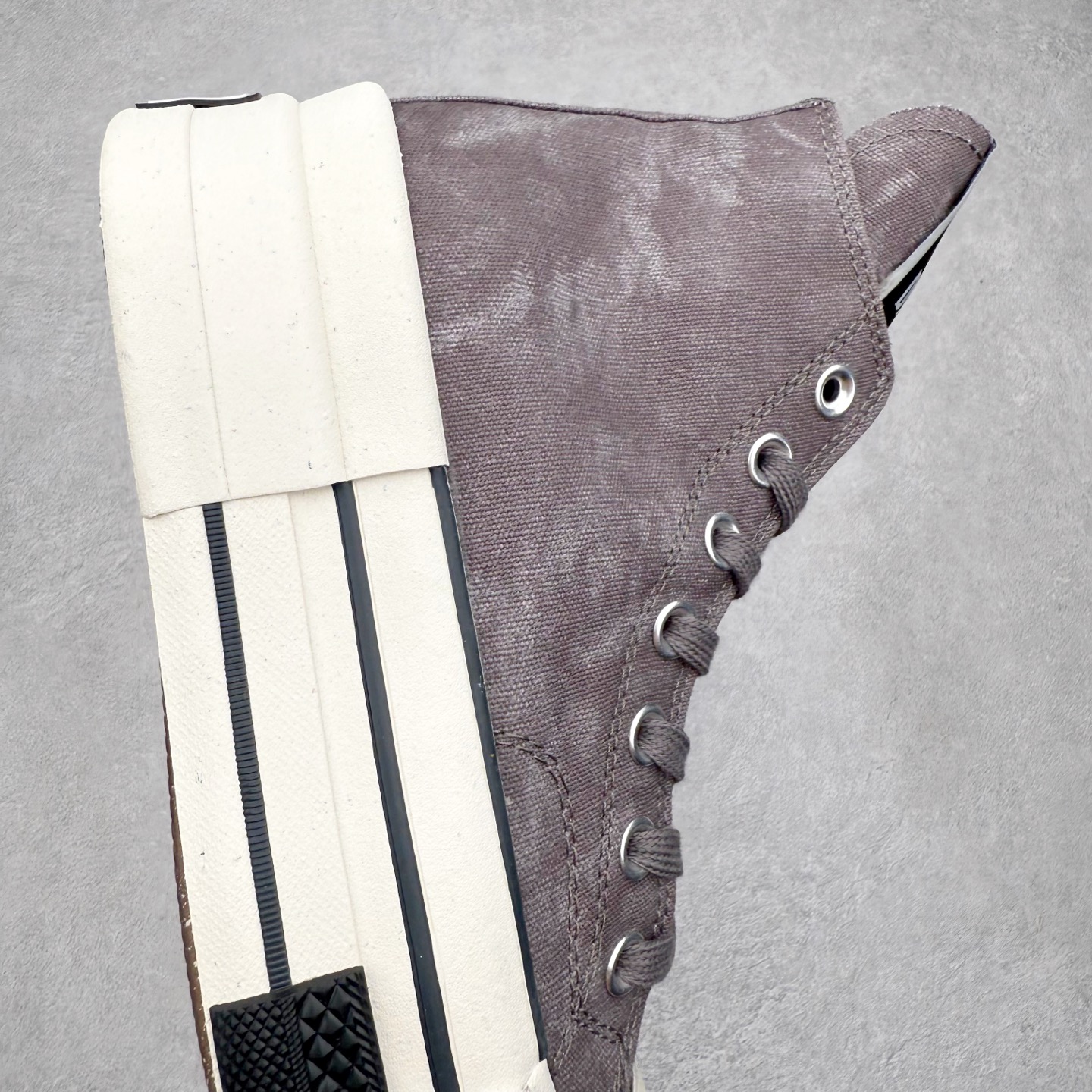 图片[6]-Rick Owens DRKSHDW x Converse Chuck 70 DBL Drksta 简约潮流 高帮休闲帆布鞋 大胆先锋的“双层”鞋底，一步增高融入先锋气质的线条美学解锁经典重塑“新高度” 双倍大胆设计打破常规，搭配标志性的加长鞋舌高调呈现前卫锋芒，让你感受双倍快乐 货号：A04954C 黑色 货号：A06755C 做旧灰 尺码：35-44（36.5 37.5 39.5 41.5 42.5）-选品中心