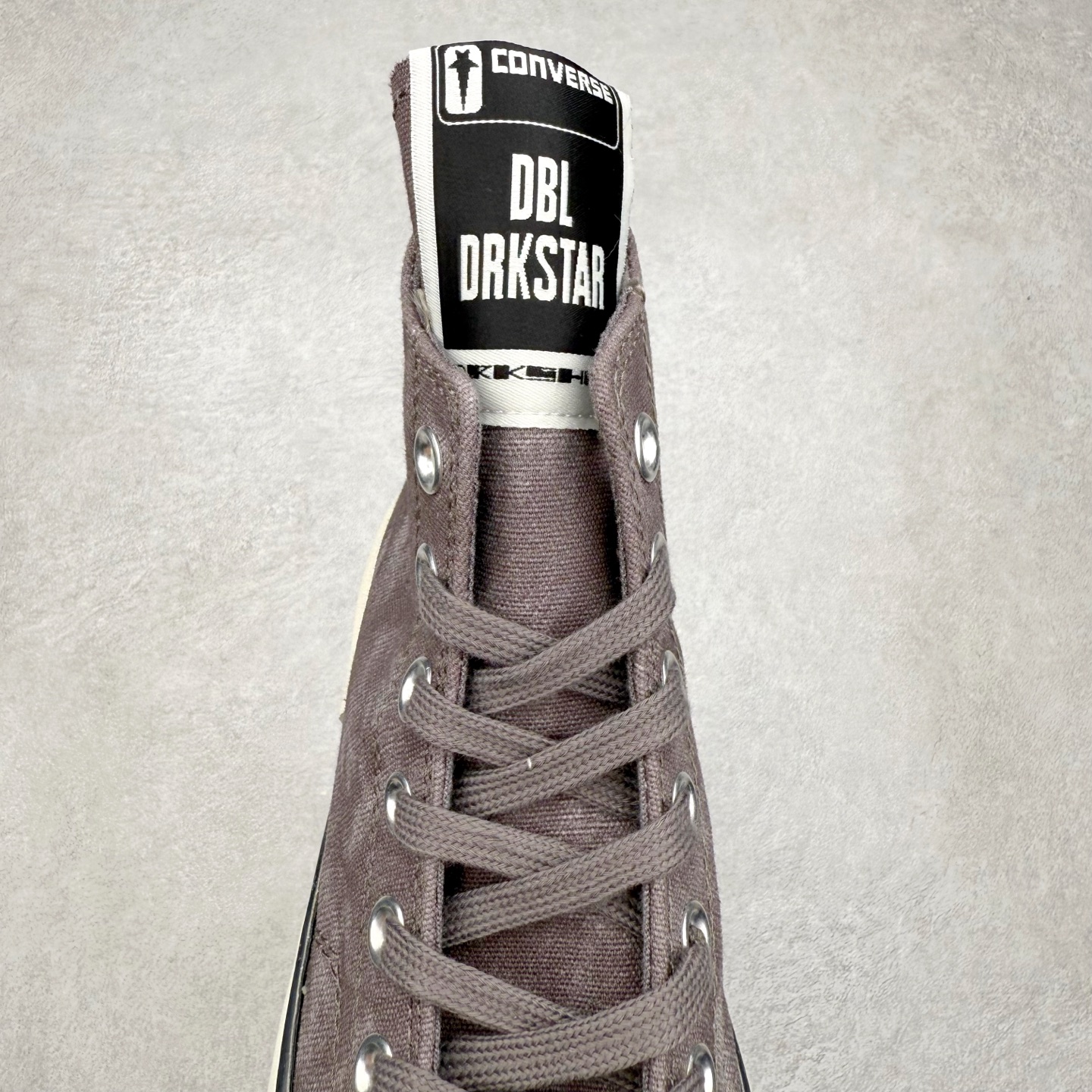 图片[5]-Rick Owens DRKSHDW x Converse Chuck 70 DBL Drksta 简约潮流 高帮休闲帆布鞋 大胆先锋的“双层”鞋底，一步增高融入先锋气质的线条美学解锁经典重塑“新高度” 双倍大胆设计打破常规，搭配标志性的加长鞋舌高调呈现前卫锋芒，让你感受双倍快乐 货号：A04954C 黑色 货号：A06755C 做旧灰 尺码：35-44（36.5 37.5 39.5 41.5 42.5）-选品中心