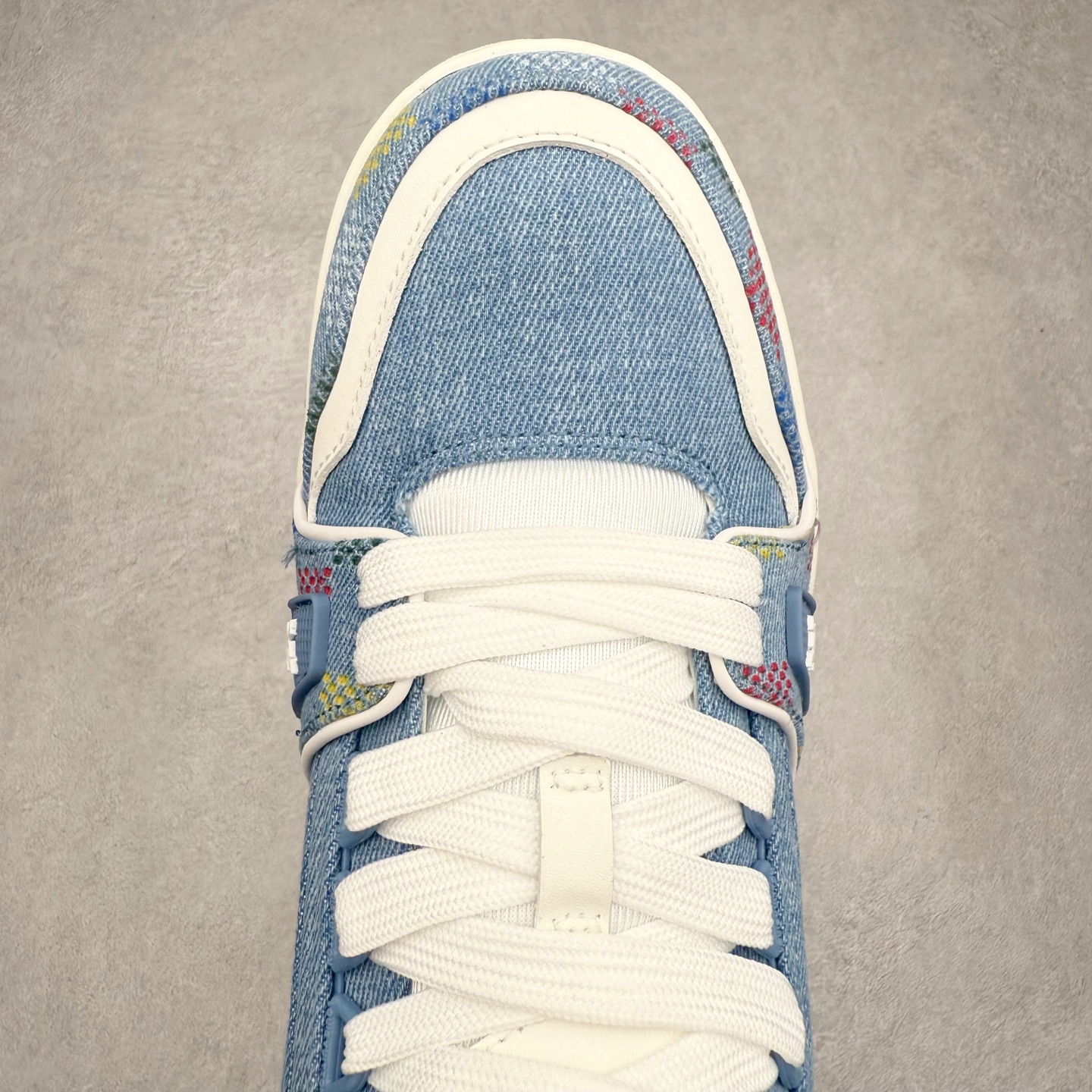 图片[4]-＃TG Louis Vuitton Trainer lv时装走秀运动鞋板鞋 老外外贸私人订单 口碑实力大厂出品 出货即市场巅峰 全套原纸板楦头开发 原汁原味 完美呈现版型 原数据独家私模大底 超高清洁度 极限压缩成本 超级跑量款式 全套原楦原纸版原鞋开模 独家磨具开发男女鞋 全网最具灵魂的版型 正确原装黄色鞋盒 正确中底印花 鞋面印花3D高频深度立体 全鞋电脑针车 紧密相连 针距密度一致 环保乳胶注塑鞋垫 厚度脚感还原原版 皮面裁剪部位 统一油边封口工艺 原装橡胶大底含胶量大底组合零偏差 专柜全套包装 防尘袋 说明书 质保卡 尺码：35 36 37 38 39 40 41 42 43 44 45-选品中心