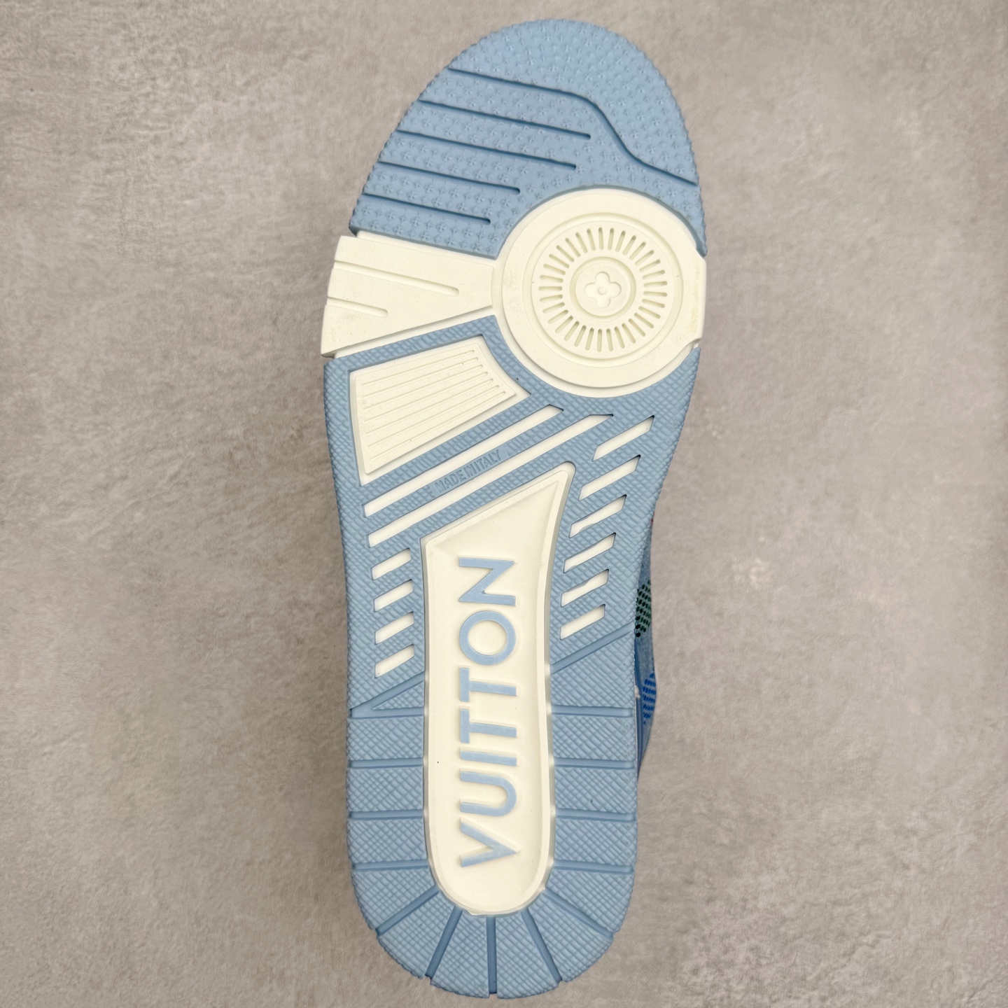 图片[9]-＃TG Louis Vuitton Trainer lv时装走秀运动鞋板鞋 老外外贸私人订单 口碑实力大厂出品 出货即市场巅峰 全套原纸板楦头开发 原汁原味 完美呈现版型 原数据独家私模大底 超高清洁度 极限压缩成本 超级跑量款式 全套原楦原纸版原鞋开模 独家磨具开发男女鞋 全网最具灵魂的版型 正确原装黄色鞋盒 正确中底印花 鞋面印花3D高频深度立体 全鞋电脑针车 紧密相连 针距密度一致 环保乳胶注塑鞋垫 厚度脚感还原原版 皮面裁剪部位 统一油边封口工艺 原装橡胶大底含胶量大底组合零偏差 专柜全套包装 防尘袋 说明书 质保卡 尺码：35 36 37 38 39 40 41 42 43 44 45-选品中心