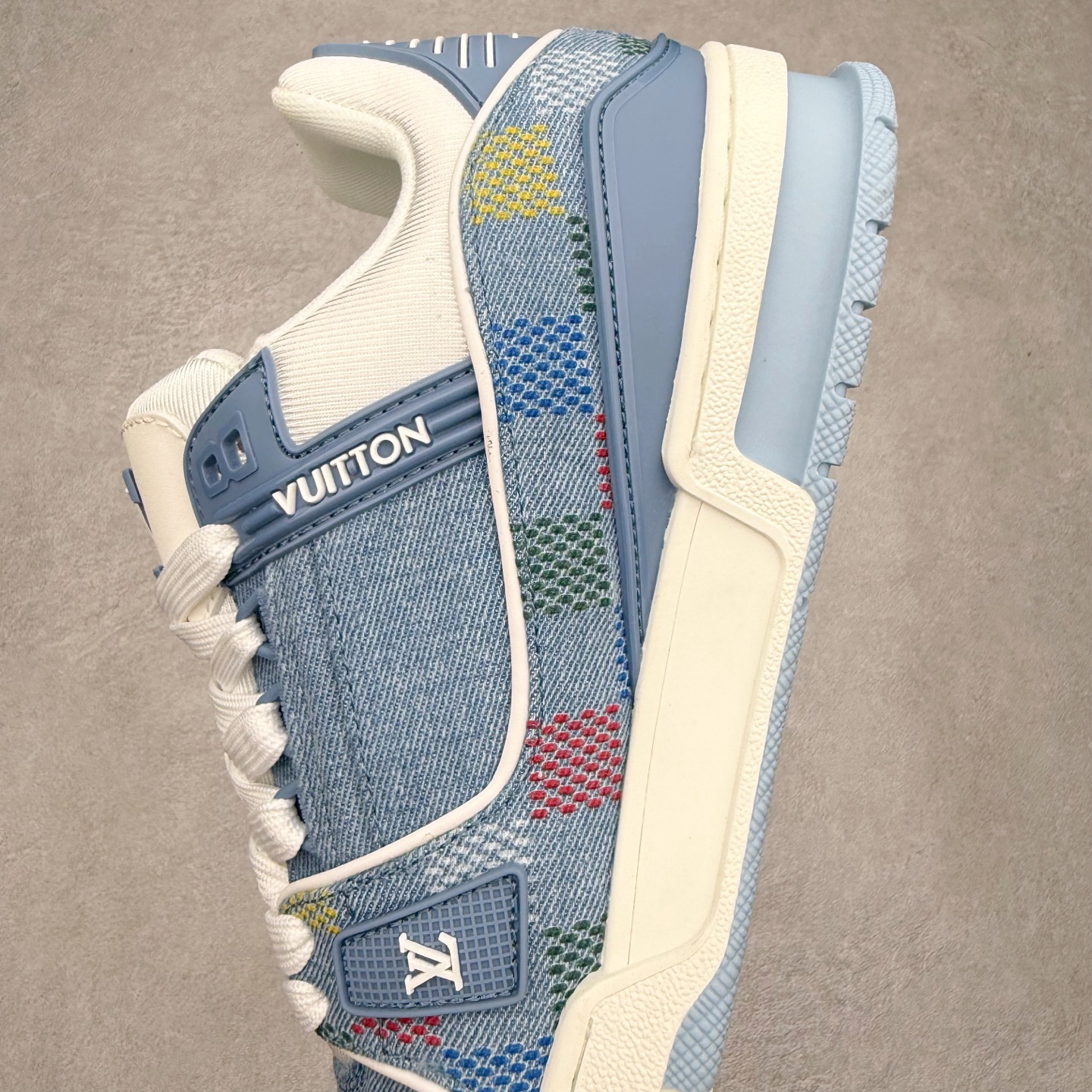 图片[7]-＃TG Louis Vuitton Trainer lv时装走秀运动鞋板鞋 老外外贸私人订单 口碑实力大厂出品 出货即市场巅峰 全套原纸板楦头开发 原汁原味 完美呈现版型 原数据独家私模大底 超高清洁度 极限压缩成本 超级跑量款式 全套原楦原纸版原鞋开模 独家磨具开发男女鞋 全网最具灵魂的版型 正确原装黄色鞋盒 正确中底印花 鞋面印花3D高频深度立体 全鞋电脑针车 紧密相连 针距密度一致 环保乳胶注塑鞋垫 厚度脚感还原原版 皮面裁剪部位 统一油边封口工艺 原装橡胶大底含胶量大底组合零偏差 专柜全套包装 防尘袋 说明书 质保卡 尺码：35 36 37 38 39 40 41 42 43 44 45-选品中心