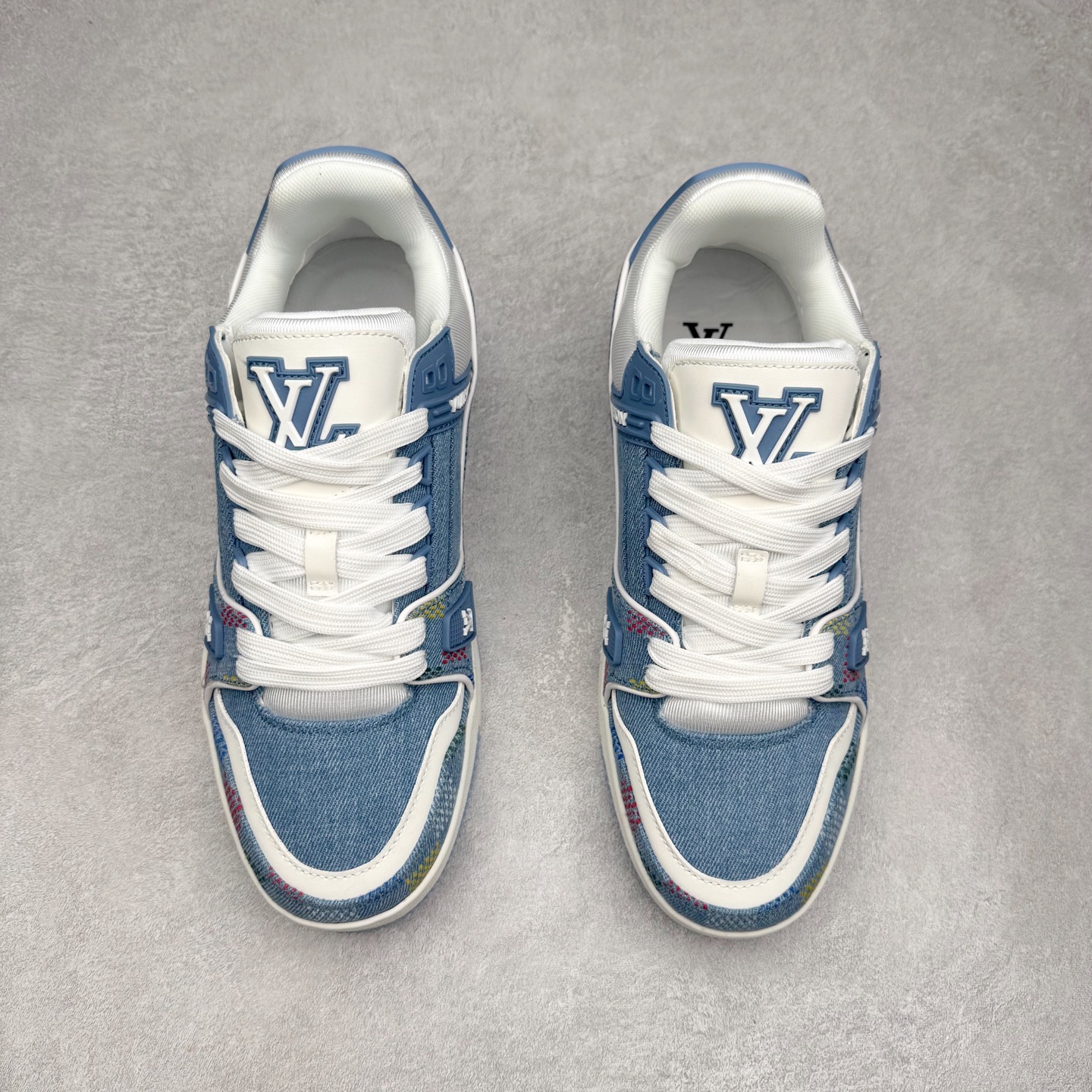 图片[2]-＃TG Louis Vuitton Trainer lv时装走秀运动鞋板鞋 老外外贸私人订单 口碑实力大厂出品 出货即市场巅峰 全套原纸板楦头开发 原汁原味 完美呈现版型 原数据独家私模大底 超高清洁度 极限压缩成本 超级跑量款式 全套原楦原纸版原鞋开模 独家磨具开发男女鞋 全网最具灵魂的版型 正确原装黄色鞋盒 正确中底印花 鞋面印花3D高频深度立体 全鞋电脑针车 紧密相连 针距密度一致 环保乳胶注塑鞋垫 厚度脚感还原原版 皮面裁剪部位 统一油边封口工艺 原装橡胶大底含胶量大底组合零偏差 专柜全套包装 防尘袋 说明书 质保卡 尺码：35 36 37 38 39 40 41 42 43 44 45-选品中心