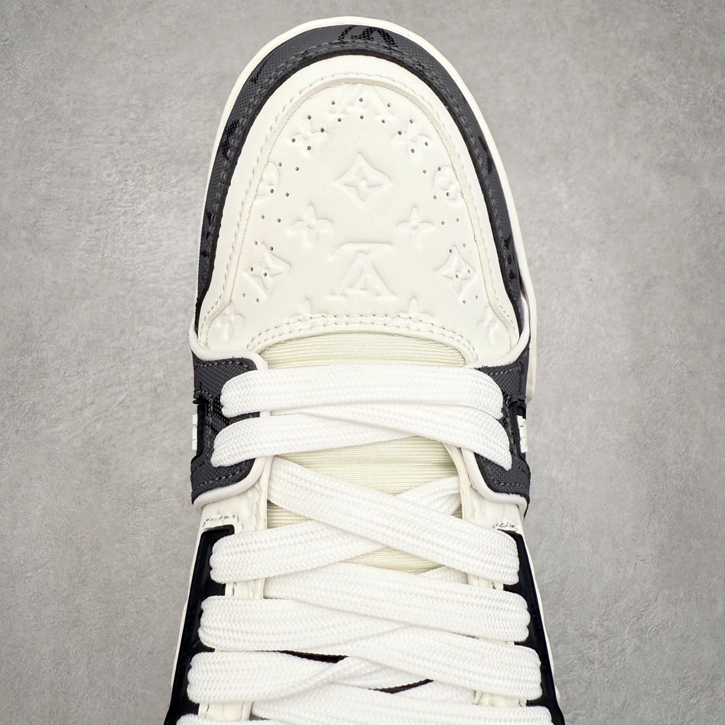 图片[4]-＃TG Louis Vuitton Trainer lv时装走秀运动鞋板鞋 老外外贸私人订单 口碑实力大厂出品 出货即市场巅峰 全套原纸板楦头开发 原汁原味 完美呈现版型 原数据独家私模大底 超高清洁度 极限压缩成本 超级跑量款式 全套原楦原纸版原鞋开模 独家磨具开发男女鞋 全网最具灵魂的版型 正确原装黄色鞋盒 正确中底印花 鞋面印花3D高频深度立体 全鞋电脑针车 紧密相连 针距密度一致 环保乳胶注塑鞋垫 厚度脚感还原原版 皮面裁剪部位 统一油边封口工艺 原装橡胶大底含胶量大底组合零偏差 专柜全套包装 防尘袋 说明书 质保卡 尺码：35 36 37 38 39 40 41 42 43 44 45-选品中心