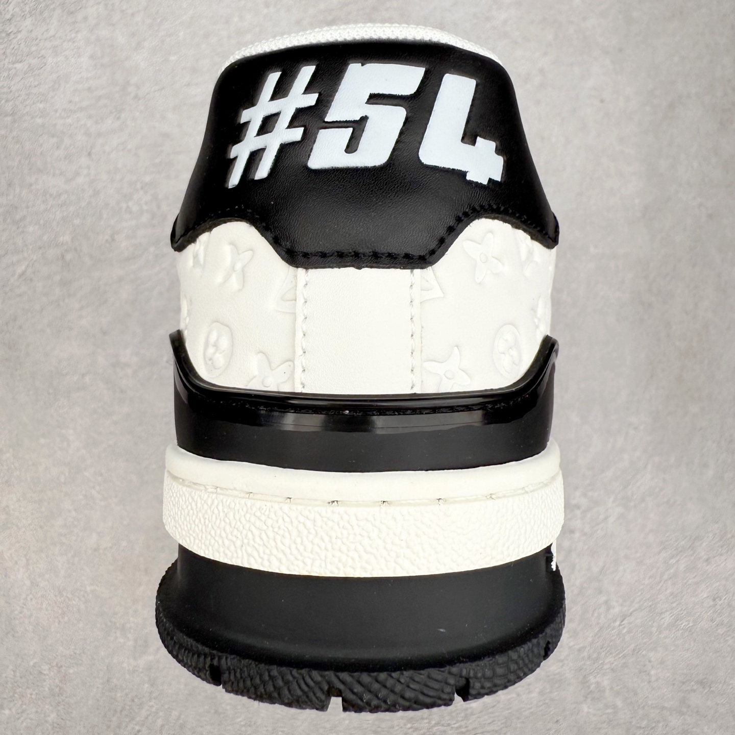 图片[8]-＃TG Louis Vuitton Trainer lv时装走秀运动鞋板鞋 老外外贸私人订单 口碑实力大厂出品 出货即市场巅峰 全套原纸板楦头开发 原汁原味 完美呈现版型 原数据独家私模大底 超高清洁度 极限压缩成本 超级跑量款式 全套原楦原纸版原鞋开模 独家磨具开发男女鞋 全网最具灵魂的版型 正确原装黄色鞋盒 正确中底印花 鞋面印花3D高频深度立体 全鞋电脑针车 紧密相连 针距密度一致 环保乳胶注塑鞋垫 厚度脚感还原原版 皮面裁剪部位 统一油边封口工艺 原装橡胶大底含胶量大底组合零偏差 专柜全套包装 防尘袋 说明书 质保卡 尺码：35 36 37 38 39 40 41 42 43 44 45-选品中心