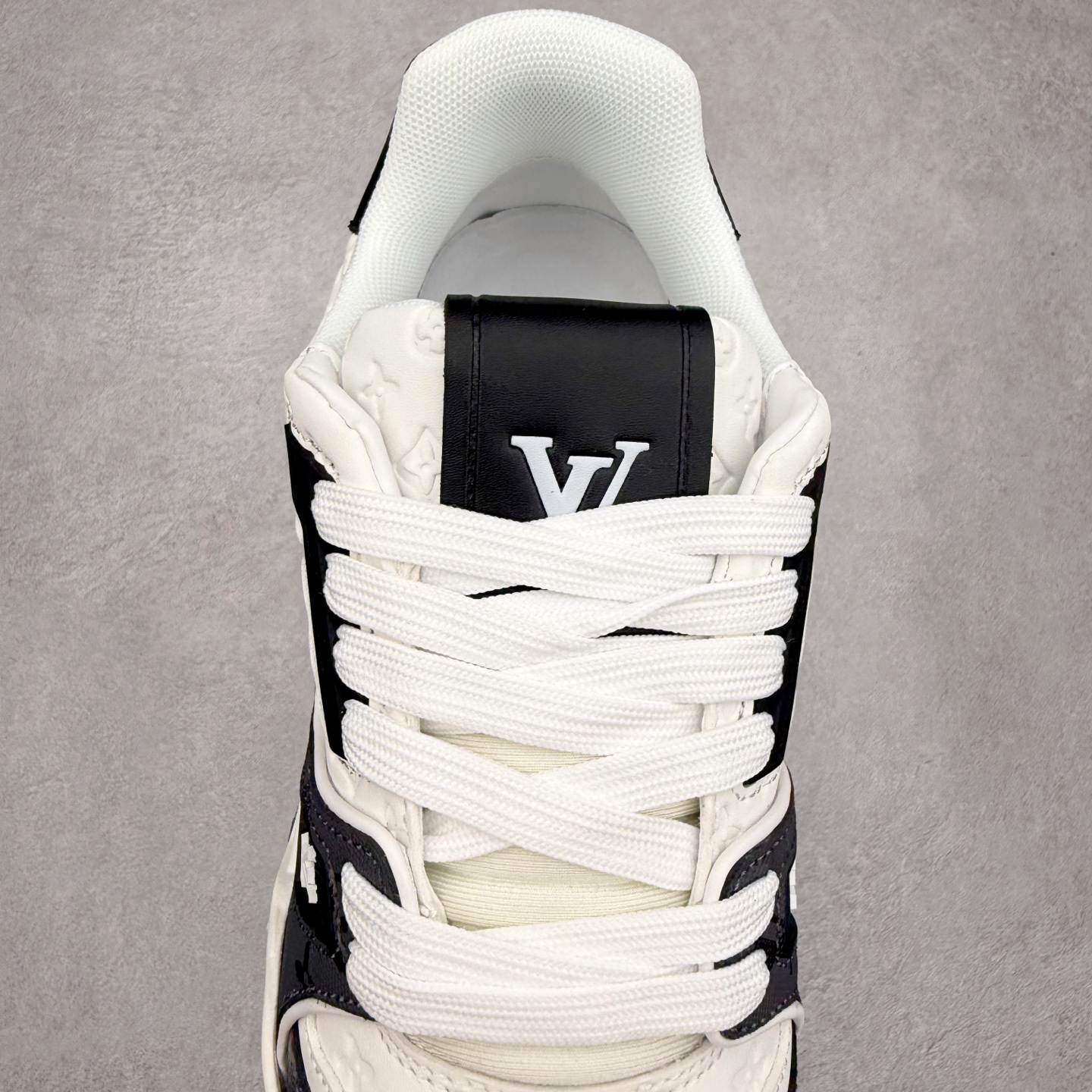 图片[5]-＃TG Louis Vuitton Trainer lv时装走秀运动鞋板鞋 老外外贸私人订单 口碑实力大厂出品 出货即市场巅峰 全套原纸板楦头开发 原汁原味 完美呈现版型 原数据独家私模大底 超高清洁度 极限压缩成本 超级跑量款式 全套原楦原纸版原鞋开模 独家磨具开发男女鞋 全网最具灵魂的版型 正确原装黄色鞋盒 正确中底印花 鞋面印花3D高频深度立体 全鞋电脑针车 紧密相连 针距密度一致 环保乳胶注塑鞋垫 厚度脚感还原原版 皮面裁剪部位 统一油边封口工艺 原装橡胶大底含胶量大底组合零偏差 专柜全套包装 防尘袋 说明书 质保卡 尺码：35 36 37 38 39 40 41 42 43 44 45-选品中心