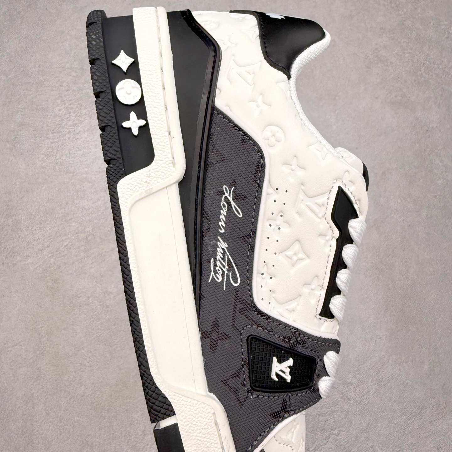 图片[6]-＃TG Louis Vuitton Trainer lv时装走秀运动鞋板鞋 老外外贸私人订单 口碑实力大厂出品 出货即市场巅峰 全套原纸板楦头开发 原汁原味 完美呈现版型 原数据独家私模大底 超高清洁度 极限压缩成本 超级跑量款式 全套原楦原纸版原鞋开模 独家磨具开发男女鞋 全网最具灵魂的版型 正确原装黄色鞋盒 正确中底印花 鞋面印花3D高频深度立体 全鞋电脑针车 紧密相连 针距密度一致 环保乳胶注塑鞋垫 厚度脚感还原原版 皮面裁剪部位 统一油边封口工艺 原装橡胶大底含胶量大底组合零偏差 专柜全套包装 防尘袋 说明书 质保卡 尺码：35 36 37 38 39 40 41 42 43 44 45-选品中心