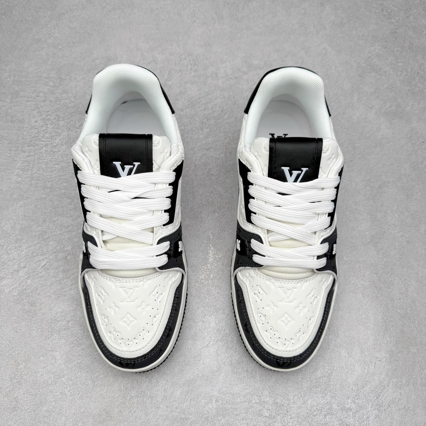 图片[2]-＃TG Louis Vuitton Trainer lv时装走秀运动鞋板鞋 老外外贸私人订单 口碑实力大厂出品 出货即市场巅峰 全套原纸板楦头开发 原汁原味 完美呈现版型 原数据独家私模大底 超高清洁度 极限压缩成本 超级跑量款式 全套原楦原纸版原鞋开模 独家磨具开发男女鞋 全网最具灵魂的版型 正确原装黄色鞋盒 正确中底印花 鞋面印花3D高频深度立体 全鞋电脑针车 紧密相连 针距密度一致 环保乳胶注塑鞋垫 厚度脚感还原原版 皮面裁剪部位 统一油边封口工艺 原装橡胶大底含胶量大底组合零偏差 专柜全套包装 防尘袋 说明书 质保卡 尺码：35 36 37 38 39 40 41 42 43 44 45-选品中心