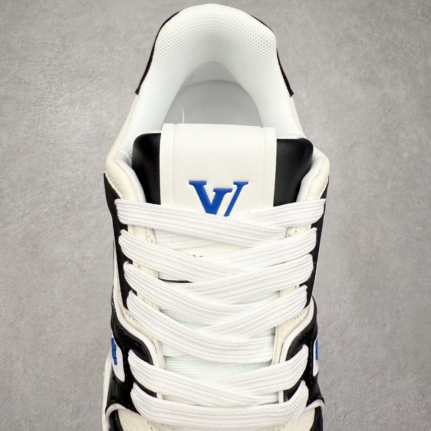 图片[5]-＃TG Louis Vuitton Trainer lv时装走秀运动鞋板鞋 老外外贸私人订单 口碑实力大厂出品 出货即市场巅峰 全套原纸板楦头开发 原汁原味 完美呈现版型 原数据独家私模大底 超高清洁度 极限压缩成本 超级跑量款式 全套原楦原纸版原鞋开模 独家磨具开发男女鞋 全网最具灵魂的版型 正确原装黄色鞋盒 正确中底印花 鞋面印花3D高频深度立体 全鞋电脑针车 紧密相连 针距密度一致 环保乳胶注塑鞋垫 厚度脚感还原原版 皮面裁剪部位 统一油边封口工艺 原装橡胶大底含胶量大底组合零偏差 专柜全套包装 防尘袋 说明书 质保卡 尺码：35 36 37 38 39 40 41 42 43 44 45-选品中心