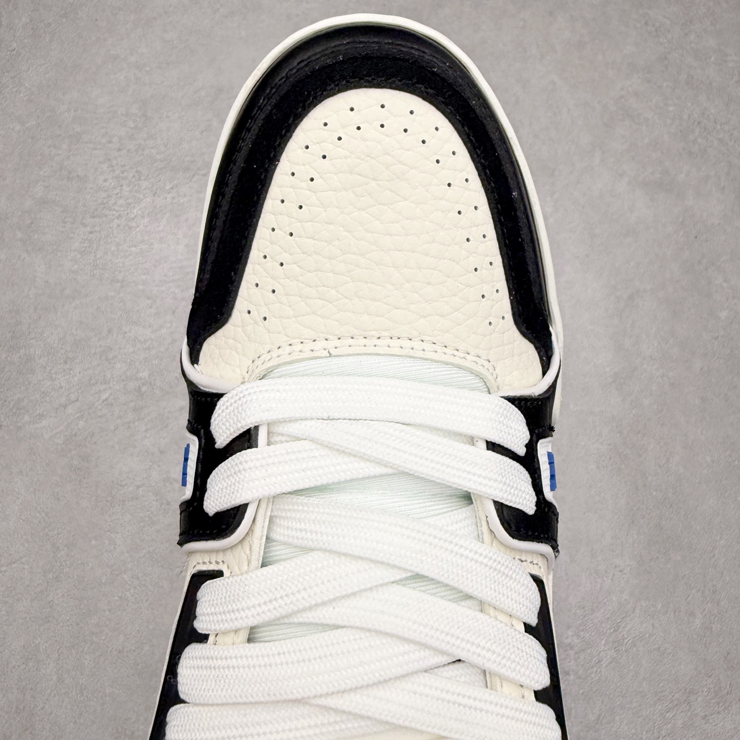 图片[4]-＃TG Louis Vuitton Trainer lv时装走秀运动鞋板鞋 老外外贸私人订单 口碑实力大厂出品 出货即市场巅峰 全套原纸板楦头开发 原汁原味 完美呈现版型 原数据独家私模大底 超高清洁度 极限压缩成本 超级跑量款式 全套原楦原纸版原鞋开模 独家磨具开发男女鞋 全网最具灵魂的版型 正确原装黄色鞋盒 正确中底印花 鞋面印花3D高频深度立体 全鞋电脑针车 紧密相连 针距密度一致 环保乳胶注塑鞋垫 厚度脚感还原原版 皮面裁剪部位 统一油边封口工艺 原装橡胶大底含胶量大底组合零偏差 专柜全套包装 防尘袋 说明书 质保卡 尺码：35 36 37 38 39 40 41 42 43 44 45-选品中心