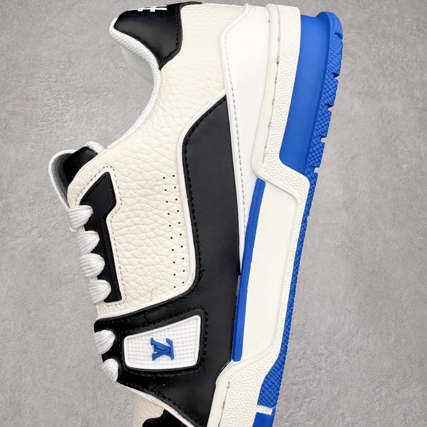 图片[7]-＃TG Louis Vuitton Trainer lv时装走秀运动鞋板鞋 老外外贸私人订单 口碑实力大厂出品 出货即市场巅峰 全套原纸板楦头开发 原汁原味 完美呈现版型 原数据独家私模大底 超高清洁度 极限压缩成本 超级跑量款式 全套原楦原纸版原鞋开模 独家磨具开发男女鞋 全网最具灵魂的版型 正确原装黄色鞋盒 正确中底印花 鞋面印花3D高频深度立体 全鞋电脑针车 紧密相连 针距密度一致 环保乳胶注塑鞋垫 厚度脚感还原原版 皮面裁剪部位 统一油边封口工艺 原装橡胶大底含胶量大底组合零偏差 专柜全套包装 防尘袋 说明书 质保卡 尺码：35 36 37 38 39 40 41 42 43 44 45-选品中心