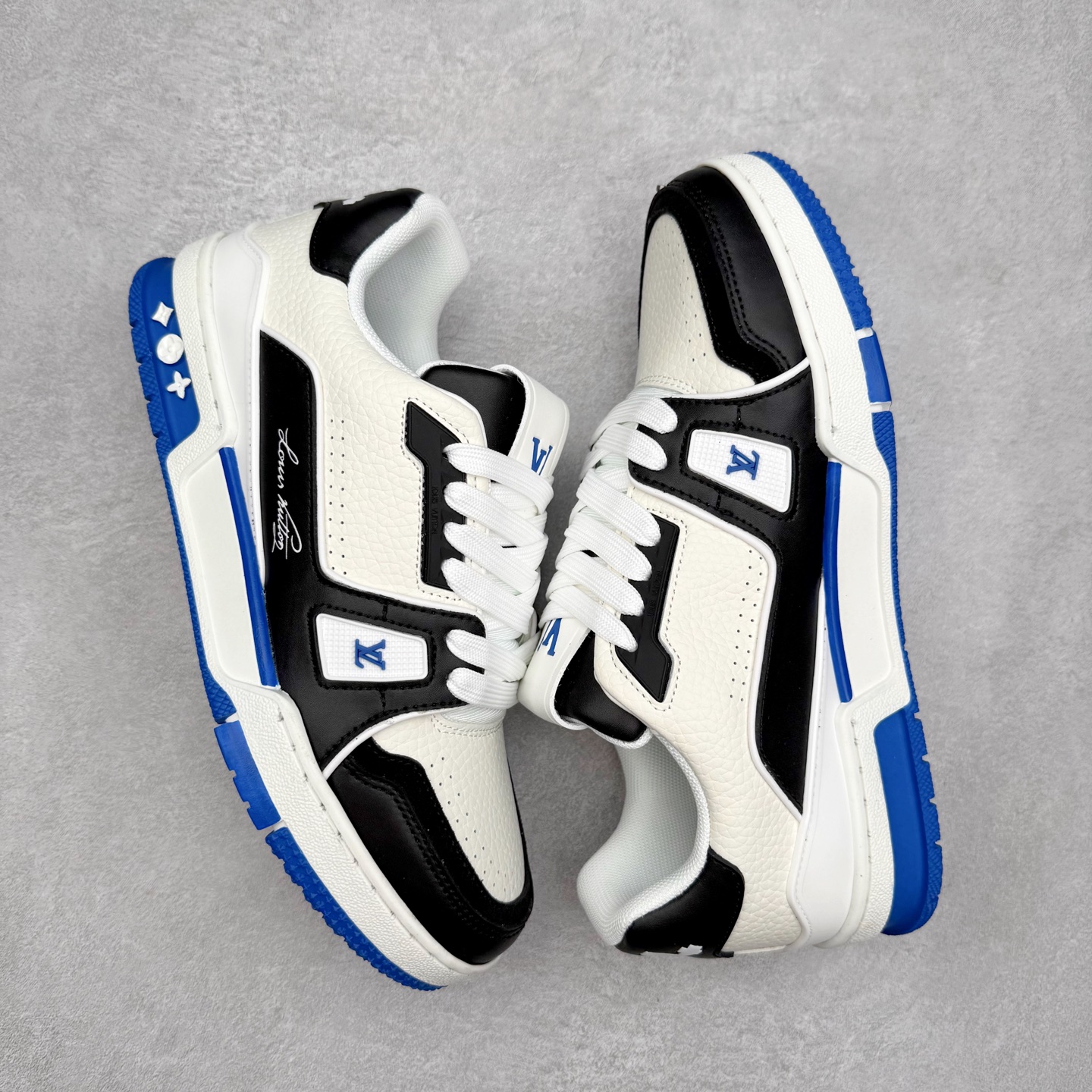 图片[3]-＃TG Louis Vuitton Trainer lv时装走秀运动鞋板鞋 老外外贸私人订单 口碑实力大厂出品 出货即市场巅峰 全套原纸板楦头开发 原汁原味 完美呈现版型 原数据独家私模大底 超高清洁度 极限压缩成本 超级跑量款式 全套原楦原纸版原鞋开模 独家磨具开发男女鞋 全网最具灵魂的版型 正确原装黄色鞋盒 正确中底印花 鞋面印花3D高频深度立体 全鞋电脑针车 紧密相连 针距密度一致 环保乳胶注塑鞋垫 厚度脚感还原原版 皮面裁剪部位 统一油边封口工艺 原装橡胶大底含胶量大底组合零偏差 专柜全套包装 防尘袋 说明书 质保卡 尺码：35 36 37 38 39 40 41 42 43 44 45-选品中心