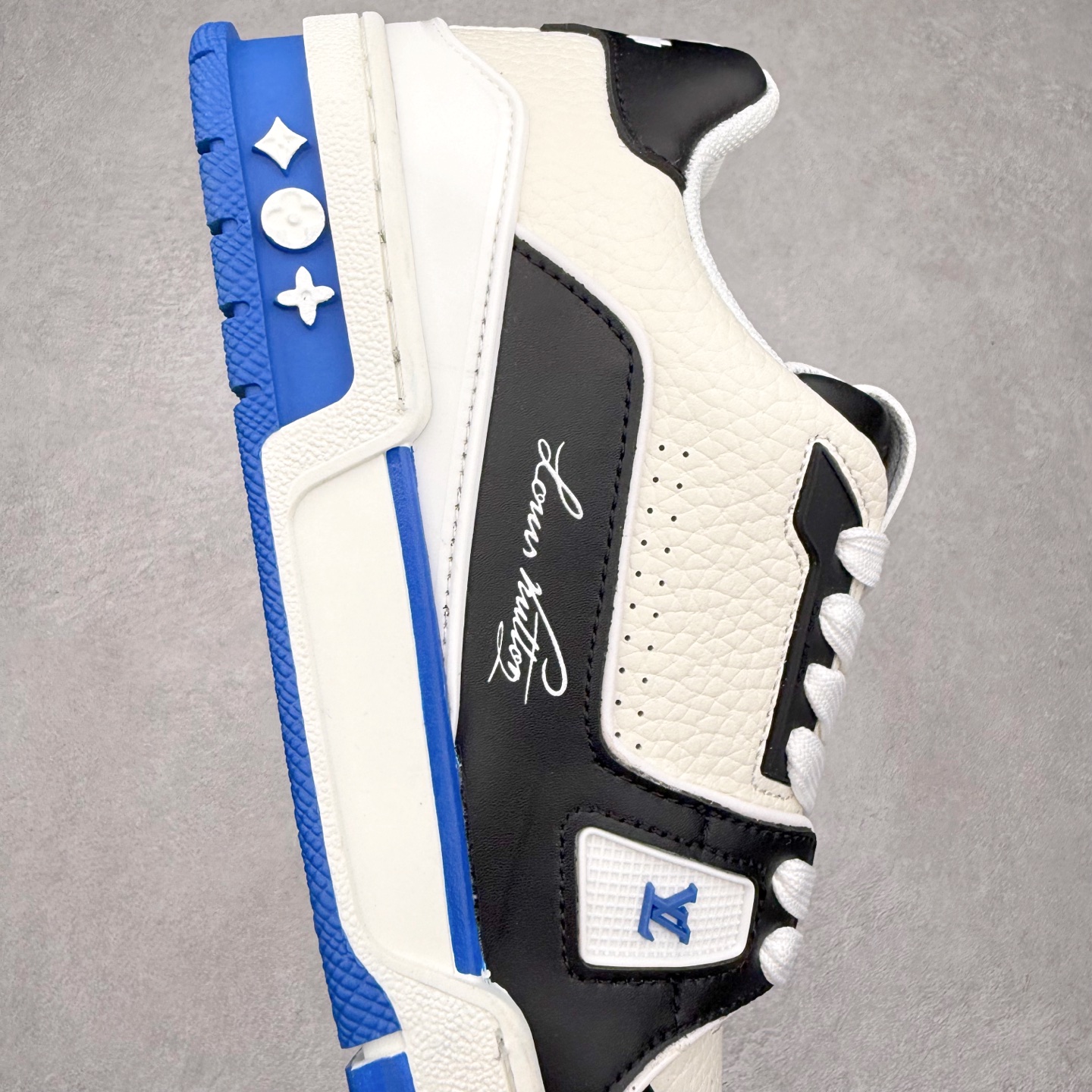 图片[6]-＃TG Louis Vuitton Trainer lv时装走秀运动鞋板鞋 老外外贸私人订单 口碑实力大厂出品 出货即市场巅峰 全套原纸板楦头开发 原汁原味 完美呈现版型 原数据独家私模大底 超高清洁度 极限压缩成本 超级跑量款式 全套原楦原纸版原鞋开模 独家磨具开发男女鞋 全网最具灵魂的版型 正确原装黄色鞋盒 正确中底印花 鞋面印花3D高频深度立体 全鞋电脑针车 紧密相连 针距密度一致 环保乳胶注塑鞋垫 厚度脚感还原原版 皮面裁剪部位 统一油边封口工艺 原装橡胶大底含胶量大底组合零偏差 专柜全套包装 防尘袋 说明书 质保卡 尺码：35 36 37 38 39 40 41 42 43 44 45-选品中心