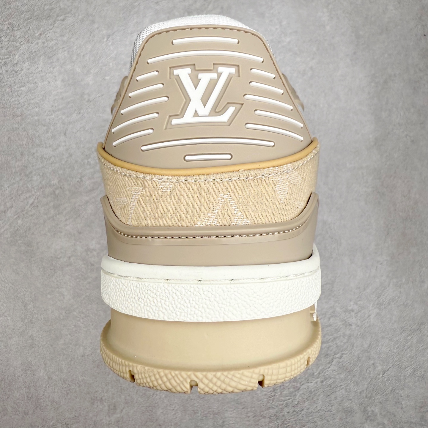 图片[8]-＃TG Louis Vuitton Trainer lv时装走秀运动鞋板鞋 老外外贸私人订单 口碑实力大厂出品 出货即市场巅峰 全套原纸板楦头开发 原汁原味 完美呈现版型 原数据独家私模大底 超高清洁度 极限压缩成本 超级跑量款式 全套原楦原纸版原鞋开模 独家磨具开发男女鞋 全网最具灵魂的版型 正确原装黄色鞋盒 正确中底印花 鞋面印花3D高频深度立体 全鞋电脑针车 紧密相连 针距密度一致 环保乳胶注塑鞋垫 厚度脚感还原原版 皮面裁剪部位 统一油边封口工艺 原装橡胶大底含胶量大底组合零偏差 专柜全套包装 防尘袋 说明书 质保卡 尺码：35 36 37 38 39 40 41 42 43 44 45-选品中心