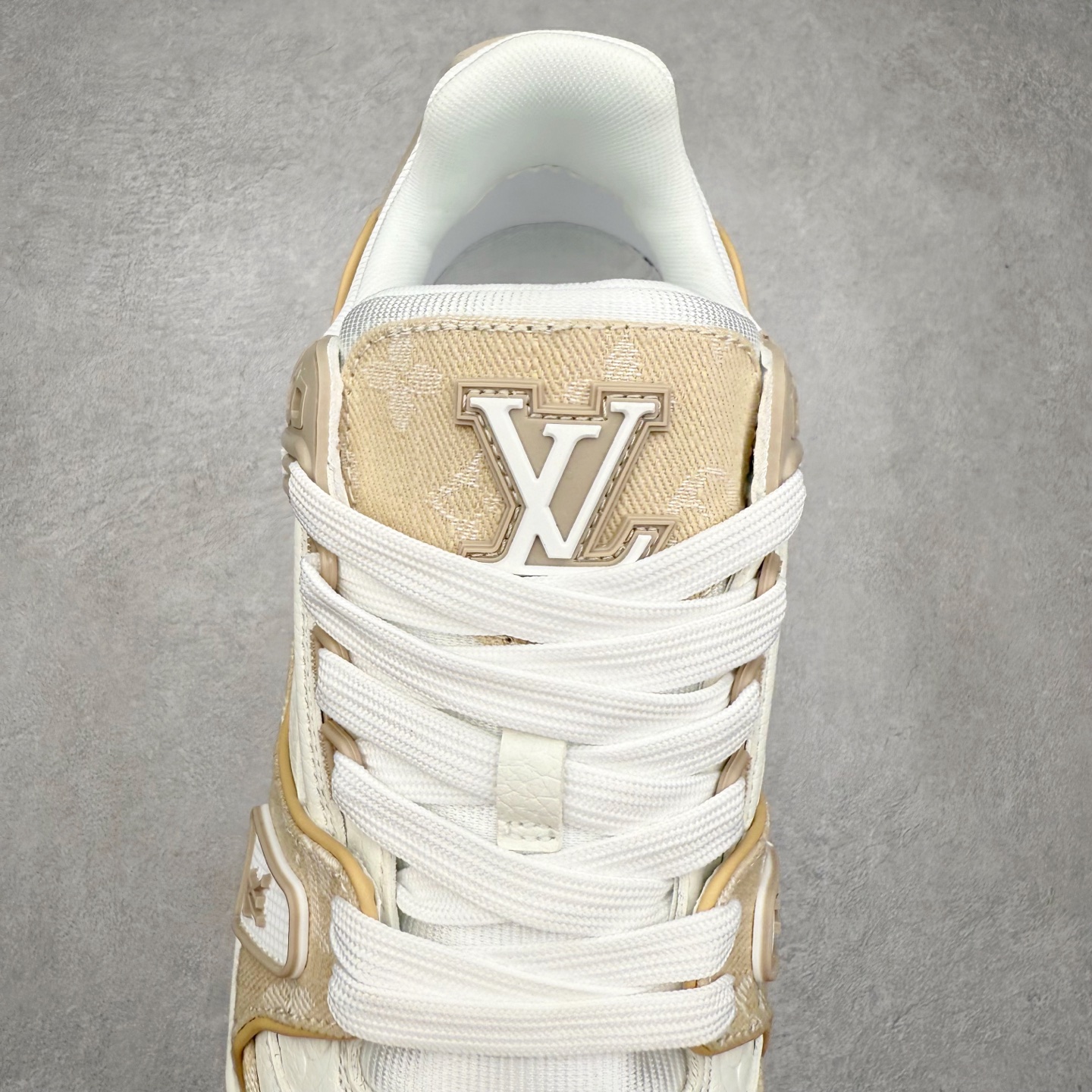 图片[5]-＃TG Louis Vuitton Trainer lv时装走秀运动鞋板鞋 老外外贸私人订单 口碑实力大厂出品 出货即市场巅峰 全套原纸板楦头开发 原汁原味 完美呈现版型 原数据独家私模大底 超高清洁度 极限压缩成本 超级跑量款式 全套原楦原纸版原鞋开模 独家磨具开发男女鞋 全网最具灵魂的版型 正确原装黄色鞋盒 正确中底印花 鞋面印花3D高频深度立体 全鞋电脑针车 紧密相连 针距密度一致 环保乳胶注塑鞋垫 厚度脚感还原原版 皮面裁剪部位 统一油边封口工艺 原装橡胶大底含胶量大底组合零偏差 专柜全套包装 防尘袋 说明书 质保卡 尺码：35 36 37 38 39 40 41 42 43 44 45-选品中心