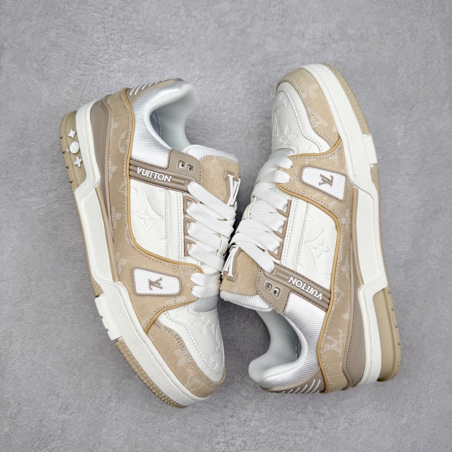 图片[3]-＃TG Louis Vuitton Trainer lv时装走秀运动鞋板鞋 老外外贸私人订单 口碑实力大厂出品 出货即市场巅峰 全套原纸板楦头开发 原汁原味 完美呈现版型 原数据独家私模大底 超高清洁度 极限压缩成本 超级跑量款式 全套原楦原纸版原鞋开模 独家磨具开发男女鞋 全网最具灵魂的版型 正确原装黄色鞋盒 正确中底印花 鞋面印花3D高频深度立体 全鞋电脑针车 紧密相连 针距密度一致 环保乳胶注塑鞋垫 厚度脚感还原原版 皮面裁剪部位 统一油边封口工艺 原装橡胶大底含胶量大底组合零偏差 专柜全套包装 防尘袋 说明书 质保卡 尺码：35 36 37 38 39 40 41 42 43 44 45-选品中心