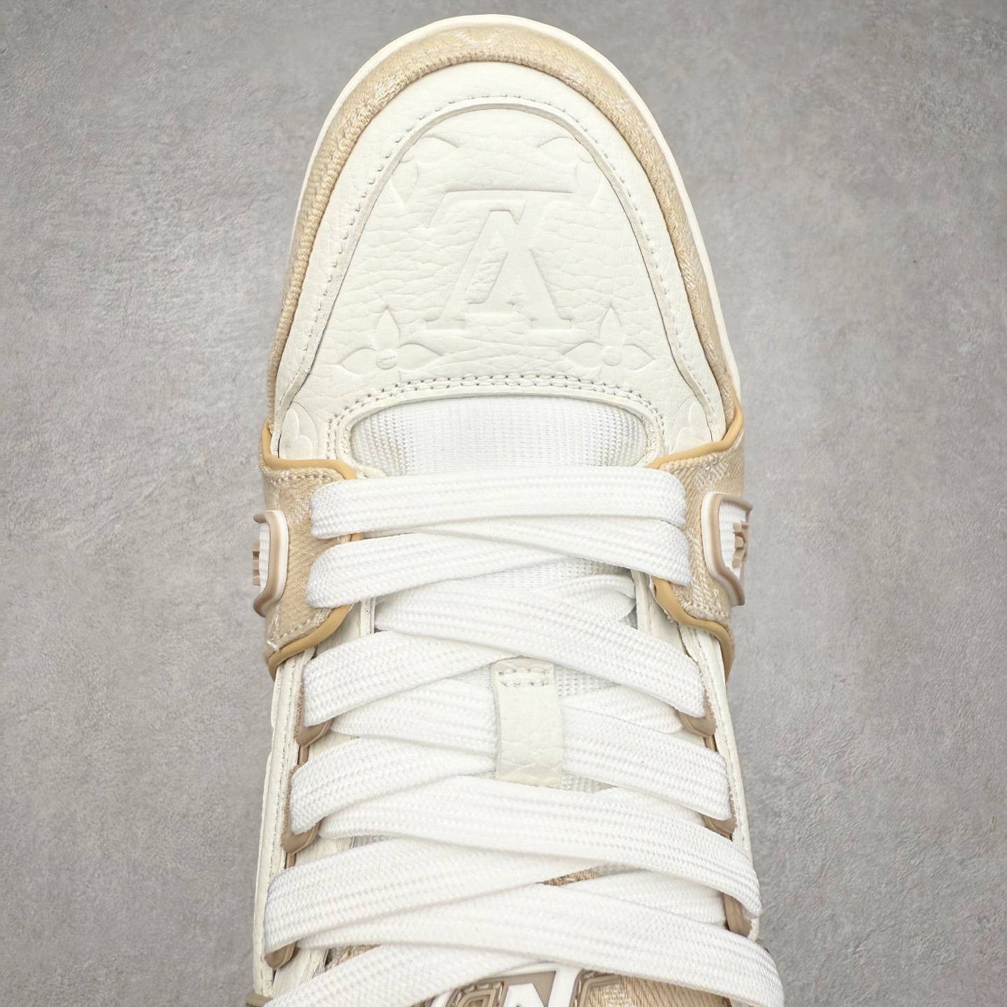 图片[4]-＃TG Louis Vuitton Trainer lv时装走秀运动鞋板鞋 老外外贸私人订单 口碑实力大厂出品 出货即市场巅峰 全套原纸板楦头开发 原汁原味 完美呈现版型 原数据独家私模大底 超高清洁度 极限压缩成本 超级跑量款式 全套原楦原纸版原鞋开模 独家磨具开发男女鞋 全网最具灵魂的版型 正确原装黄色鞋盒 正确中底印花 鞋面印花3D高频深度立体 全鞋电脑针车 紧密相连 针距密度一致 环保乳胶注塑鞋垫 厚度脚感还原原版 皮面裁剪部位 统一油边封口工艺 原装橡胶大底含胶量大底组合零偏差 专柜全套包装 防尘袋 说明书 质保卡 尺码：35 36 37 38 39 40 41 42 43 44 45-选品中心