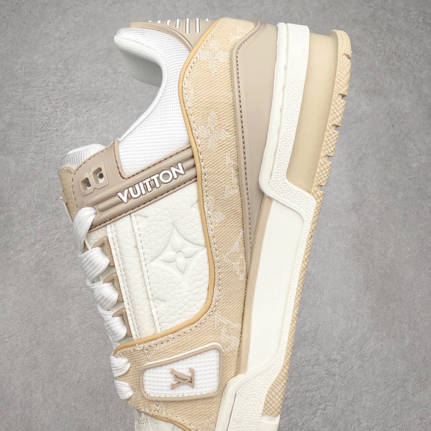 图片[7]-＃TG Louis Vuitton Trainer lv时装走秀运动鞋板鞋 老外外贸私人订单 口碑实力大厂出品 出货即市场巅峰 全套原纸板楦头开发 原汁原味 完美呈现版型 原数据独家私模大底 超高清洁度 极限压缩成本 超级跑量款式 全套原楦原纸版原鞋开模 独家磨具开发男女鞋 全网最具灵魂的版型 正确原装黄色鞋盒 正确中底印花 鞋面印花3D高频深度立体 全鞋电脑针车 紧密相连 针距密度一致 环保乳胶注塑鞋垫 厚度脚感还原原版 皮面裁剪部位 统一油边封口工艺 原装橡胶大底含胶量大底组合零偏差 专柜全套包装 防尘袋 说明书 质保卡 尺码：35 36 37 38 39 40 41 42 43 44 45-选品中心