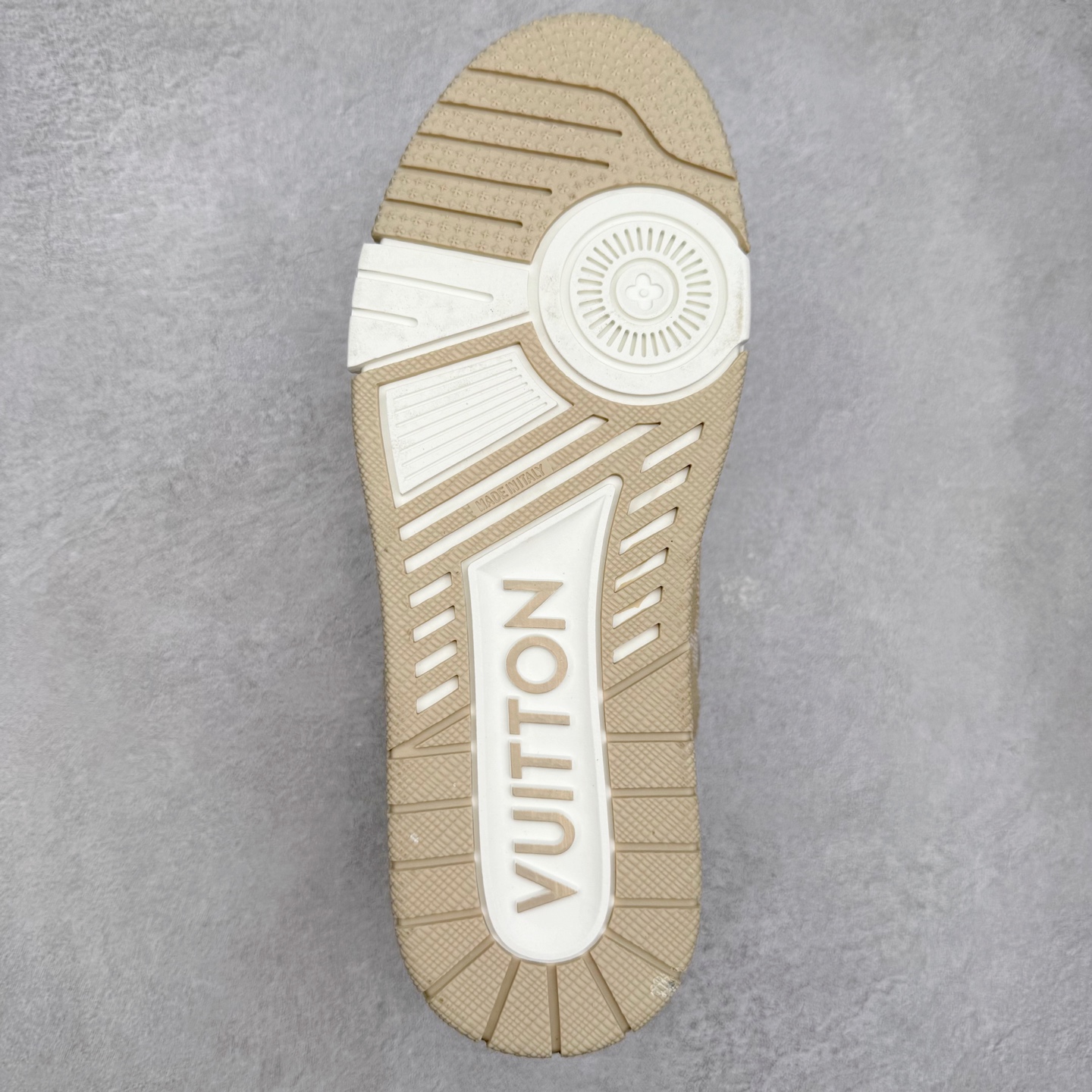 图片[9]-＃TG Louis Vuitton Trainer lv时装走秀运动鞋板鞋 老外外贸私人订单 口碑实力大厂出品 出货即市场巅峰 全套原纸板楦头开发 原汁原味 完美呈现版型 原数据独家私模大底 超高清洁度 极限压缩成本 超级跑量款式 全套原楦原纸版原鞋开模 独家磨具开发男女鞋 全网最具灵魂的版型 正确原装黄色鞋盒 正确中底印花 鞋面印花3D高频深度立体 全鞋电脑针车 紧密相连 针距密度一致 环保乳胶注塑鞋垫 厚度脚感还原原版 皮面裁剪部位 统一油边封口工艺 原装橡胶大底含胶量大底组合零偏差 专柜全套包装 防尘袋 说明书 质保卡 尺码：35 36 37 38 39 40 41 42 43 44 45-选品中心