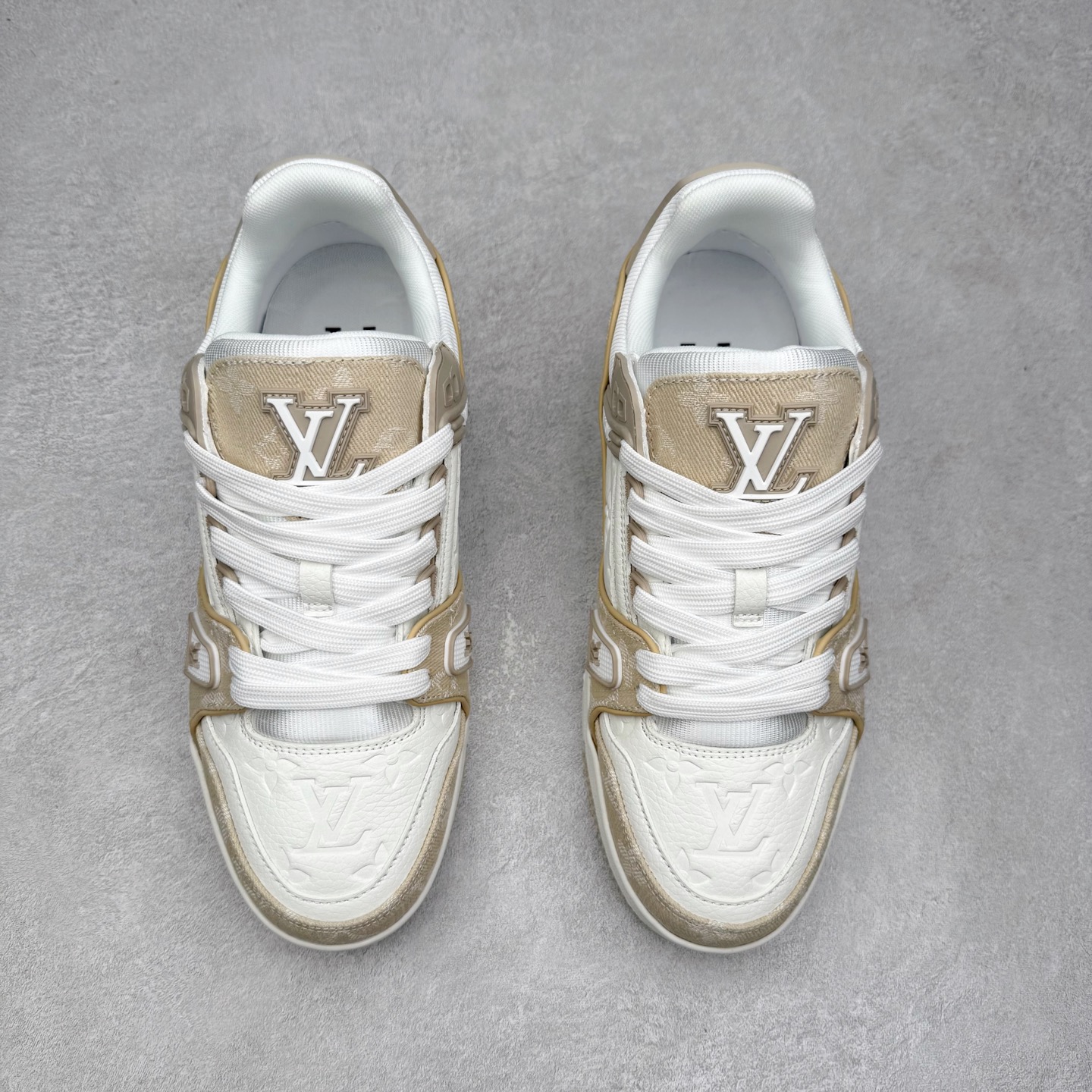 图片[2]-＃TG Louis Vuitton Trainer lv时装走秀运动鞋板鞋 老外外贸私人订单 口碑实力大厂出品 出货即市场巅峰 全套原纸板楦头开发 原汁原味 完美呈现版型 原数据独家私模大底 超高清洁度 极限压缩成本 超级跑量款式 全套原楦原纸版原鞋开模 独家磨具开发男女鞋 全网最具灵魂的版型 正确原装黄色鞋盒 正确中底印花 鞋面印花3D高频深度立体 全鞋电脑针车 紧密相连 针距密度一致 环保乳胶注塑鞋垫 厚度脚感还原原版 皮面裁剪部位 统一油边封口工艺 原装橡胶大底含胶量大底组合零偏差 专柜全套包装 防尘袋 说明书 质保卡 尺码：35 36 37 38 39 40 41 42 43 44 45-选品中心