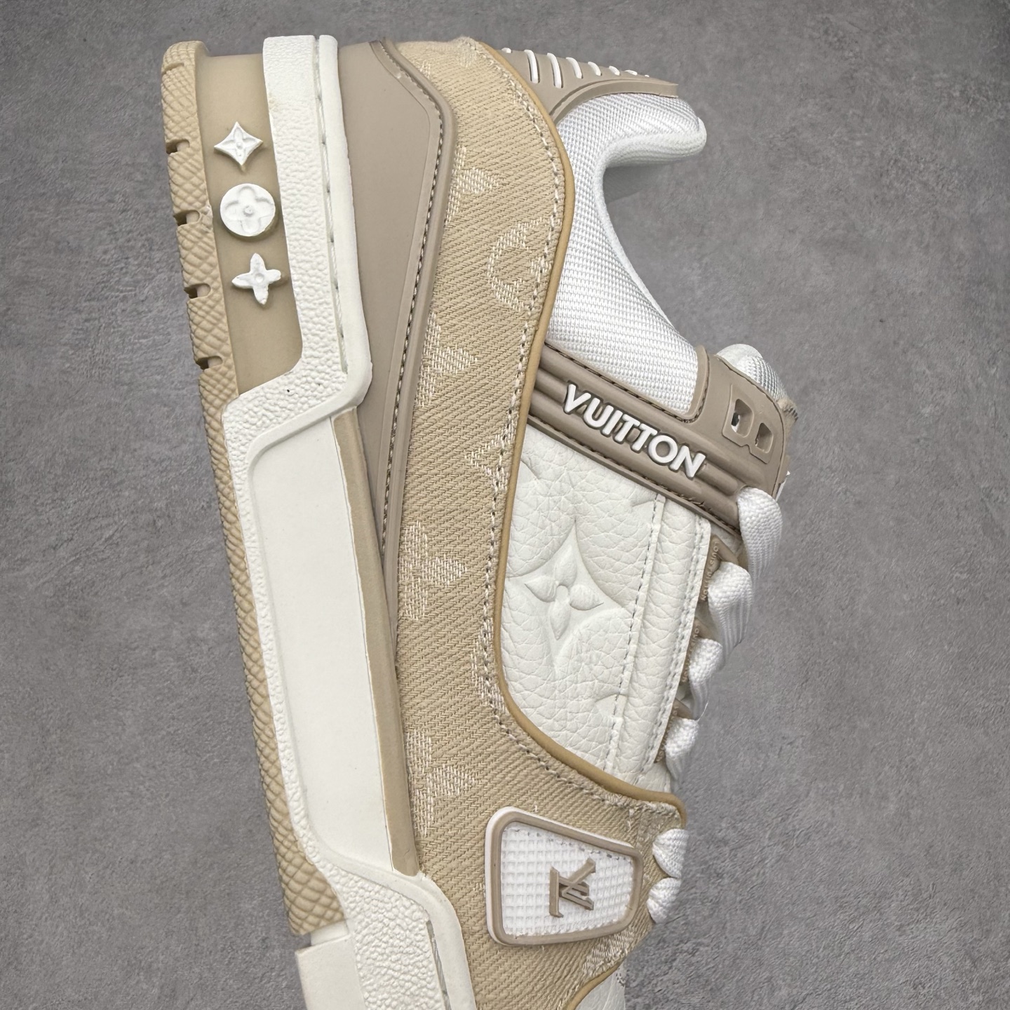 图片[6]-＃TG Louis Vuitton Trainer lv时装走秀运动鞋板鞋 老外外贸私人订单 口碑实力大厂出品 出货即市场巅峰 全套原纸板楦头开发 原汁原味 完美呈现版型 原数据独家私模大底 超高清洁度 极限压缩成本 超级跑量款式 全套原楦原纸版原鞋开模 独家磨具开发男女鞋 全网最具灵魂的版型 正确原装黄色鞋盒 正确中底印花 鞋面印花3D高频深度立体 全鞋电脑针车 紧密相连 针距密度一致 环保乳胶注塑鞋垫 厚度脚感还原原版 皮面裁剪部位 统一油边封口工艺 原装橡胶大底含胶量大底组合零偏差 专柜全套包装 防尘袋 说明书 质保卡 尺码：35 36 37 38 39 40 41 42 43 44 45-选品中心