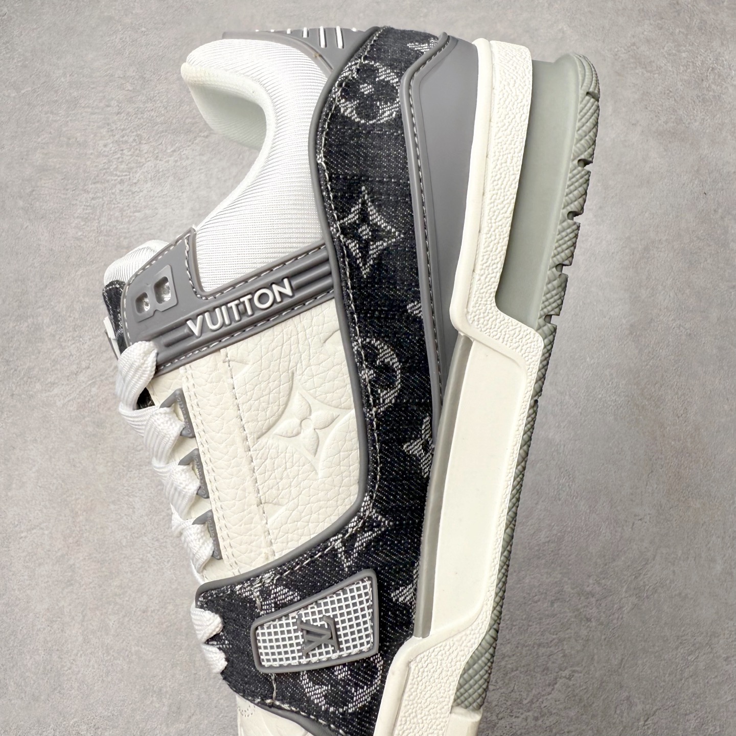 图片[7]-＃TG Louis Vuitton Trainer lv时装走秀运动鞋板鞋 老外外贸私人订单 口碑实力大厂出品 出货即市场巅峰 全套原纸板楦头开发 原汁原味 完美呈现版型 原数据独家私模大底 超高清洁度 极限压缩成本 超级跑量款式 全套原楦原纸版原鞋开模 独家磨具开发男女鞋 全网最具灵魂的版型 正确原装黄色鞋盒 正确中底印花 鞋面印花3D高频深度立体 全鞋电脑针车 紧密相连 针距密度一致 环保乳胶注塑鞋垫 厚度脚感还原原版 皮面裁剪部位 统一油边封口工艺 原装橡胶大底含胶量大底组合零偏差 专柜全套包装 防尘袋 说明书 质保卡 尺码：35 36 37 38 39 40 41 42 43 44 45-选品中心