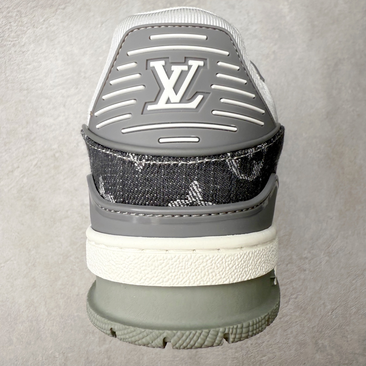 图片[8]-＃TG Louis Vuitton Trainer lv时装走秀运动鞋板鞋 老外外贸私人订单 口碑实力大厂出品 出货即市场巅峰 全套原纸板楦头开发 原汁原味 完美呈现版型 原数据独家私模大底 超高清洁度 极限压缩成本 超级跑量款式 全套原楦原纸版原鞋开模 独家磨具开发男女鞋 全网最具灵魂的版型 正确原装黄色鞋盒 正确中底印花 鞋面印花3D高频深度立体 全鞋电脑针车 紧密相连 针距密度一致 环保乳胶注塑鞋垫 厚度脚感还原原版 皮面裁剪部位 统一油边封口工艺 原装橡胶大底含胶量大底组合零偏差 专柜全套包装 防尘袋 说明书 质保卡 尺码：35 36 37 38 39 40 41 42 43 44 45-选品中心