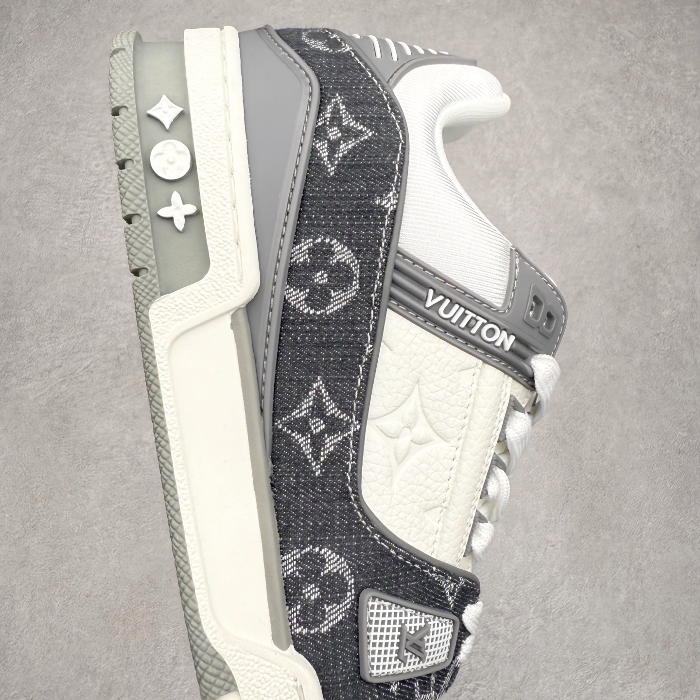 图片[6]-＃TG Louis Vuitton Trainer lv时装走秀运动鞋板鞋 老外外贸私人订单 口碑实力大厂出品 出货即市场巅峰 全套原纸板楦头开发 原汁原味 完美呈现版型 原数据独家私模大底 超高清洁度 极限压缩成本 超级跑量款式 全套原楦原纸版原鞋开模 独家磨具开发男女鞋 全网最具灵魂的版型 正确原装黄色鞋盒 正确中底印花 鞋面印花3D高频深度立体 全鞋电脑针车 紧密相连 针距密度一致 环保乳胶注塑鞋垫 厚度脚感还原原版 皮面裁剪部位 统一油边封口工艺 原装橡胶大底含胶量大底组合零偏差 专柜全套包装 防尘袋 说明书 质保卡 尺码：35 36 37 38 39 40 41 42 43 44 45-选品中心