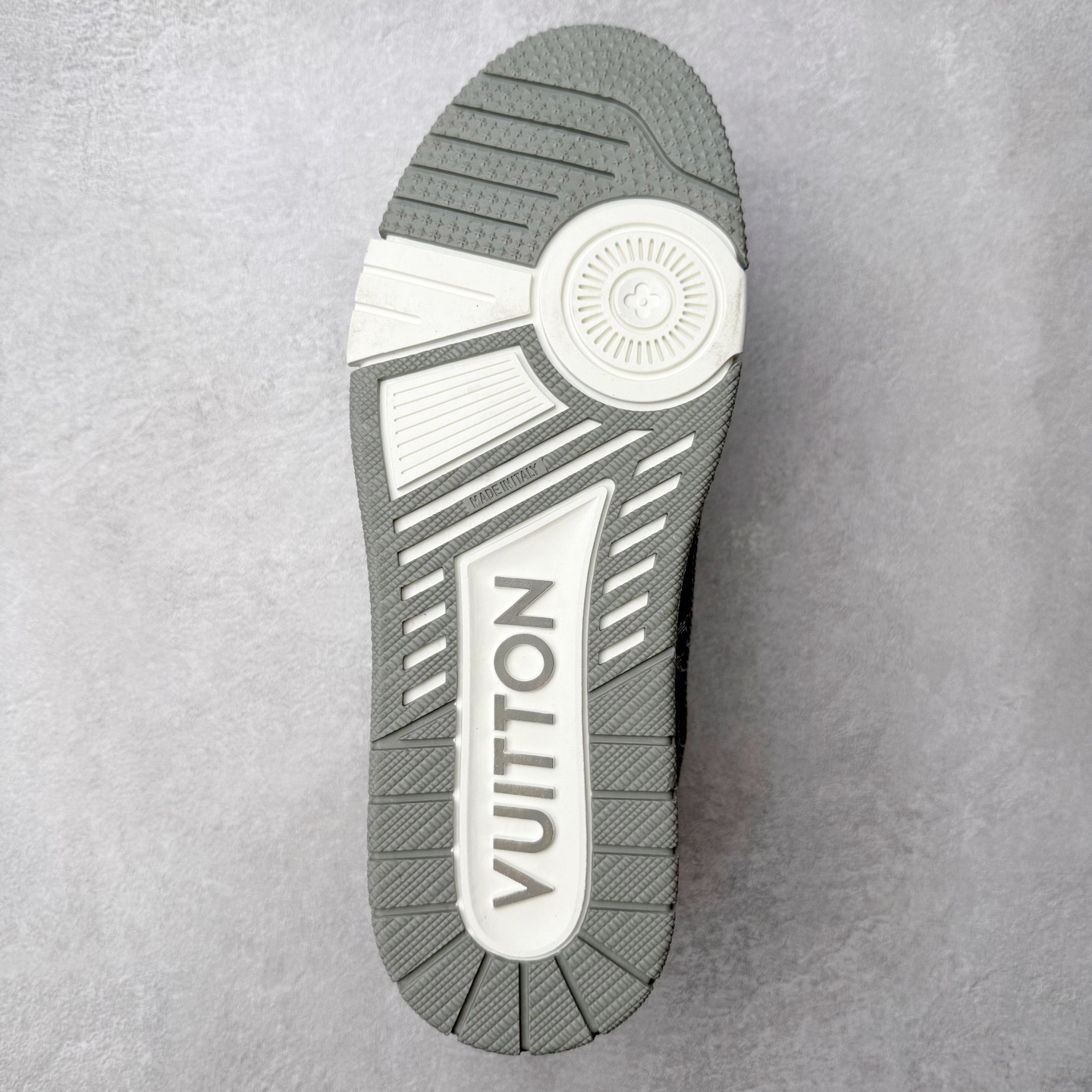 图片[9]-＃TG Louis Vuitton Trainer lv时装走秀运动鞋板鞋 老外外贸私人订单 口碑实力大厂出品 出货即市场巅峰 全套原纸板楦头开发 原汁原味 完美呈现版型 原数据独家私模大底 超高清洁度 极限压缩成本 超级跑量款式 全套原楦原纸版原鞋开模 独家磨具开发男女鞋 全网最具灵魂的版型 正确原装黄色鞋盒 正确中底印花 鞋面印花3D高频深度立体 全鞋电脑针车 紧密相连 针距密度一致 环保乳胶注塑鞋垫 厚度脚感还原原版 皮面裁剪部位 统一油边封口工艺 原装橡胶大底含胶量大底组合零偏差 专柜全套包装 防尘袋 说明书 质保卡 尺码：35 36 37 38 39 40 41 42 43 44 45-选品中心