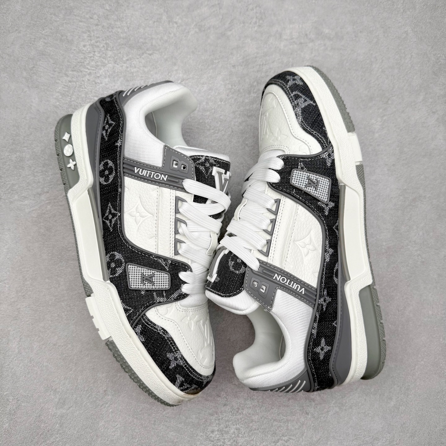 图片[3]-＃TG Louis Vuitton Trainer lv时装走秀运动鞋板鞋 老外外贸私人订单 口碑实力大厂出品 出货即市场巅峰 全套原纸板楦头开发 原汁原味 完美呈现版型 原数据独家私模大底 超高清洁度 极限压缩成本 超级跑量款式 全套原楦原纸版原鞋开模 独家磨具开发男女鞋 全网最具灵魂的版型 正确原装黄色鞋盒 正确中底印花 鞋面印花3D高频深度立体 全鞋电脑针车 紧密相连 针距密度一致 环保乳胶注塑鞋垫 厚度脚感还原原版 皮面裁剪部位 统一油边封口工艺 原装橡胶大底含胶量大底组合零偏差 专柜全套包装 防尘袋 说明书 质保卡 尺码：35 36 37 38 39 40 41 42 43 44 45-选品中心