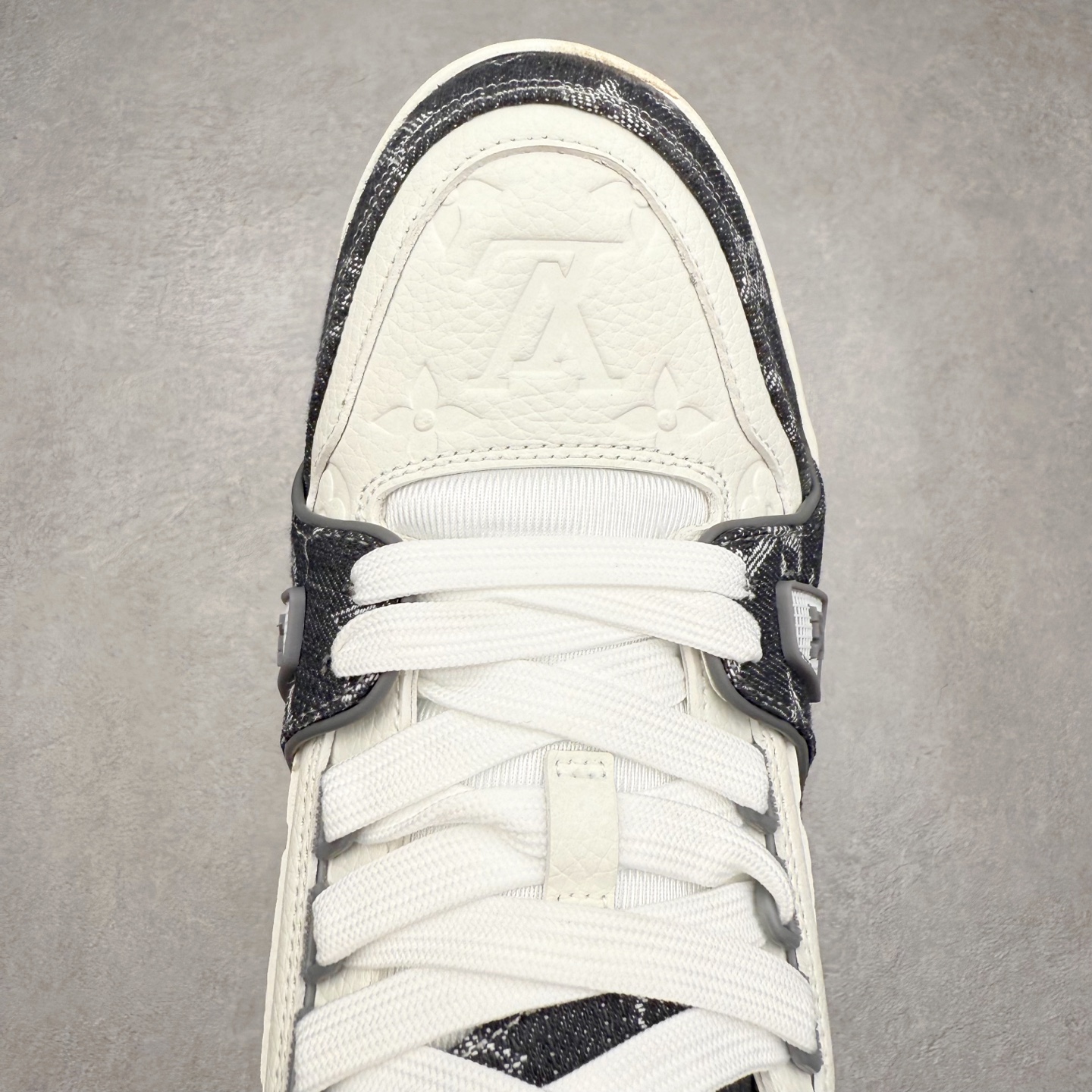 图片[4]-＃TG Louis Vuitton Trainer lv时装走秀运动鞋板鞋 老外外贸私人订单 口碑实力大厂出品 出货即市场巅峰 全套原纸板楦头开发 原汁原味 完美呈现版型 原数据独家私模大底 超高清洁度 极限压缩成本 超级跑量款式 全套原楦原纸版原鞋开模 独家磨具开发男女鞋 全网最具灵魂的版型 正确原装黄色鞋盒 正确中底印花 鞋面印花3D高频深度立体 全鞋电脑针车 紧密相连 针距密度一致 环保乳胶注塑鞋垫 厚度脚感还原原版 皮面裁剪部位 统一油边封口工艺 原装橡胶大底含胶量大底组合零偏差 专柜全套包装 防尘袋 说明书 质保卡 尺码：35 36 37 38 39 40 41 42 43 44 45-选品中心