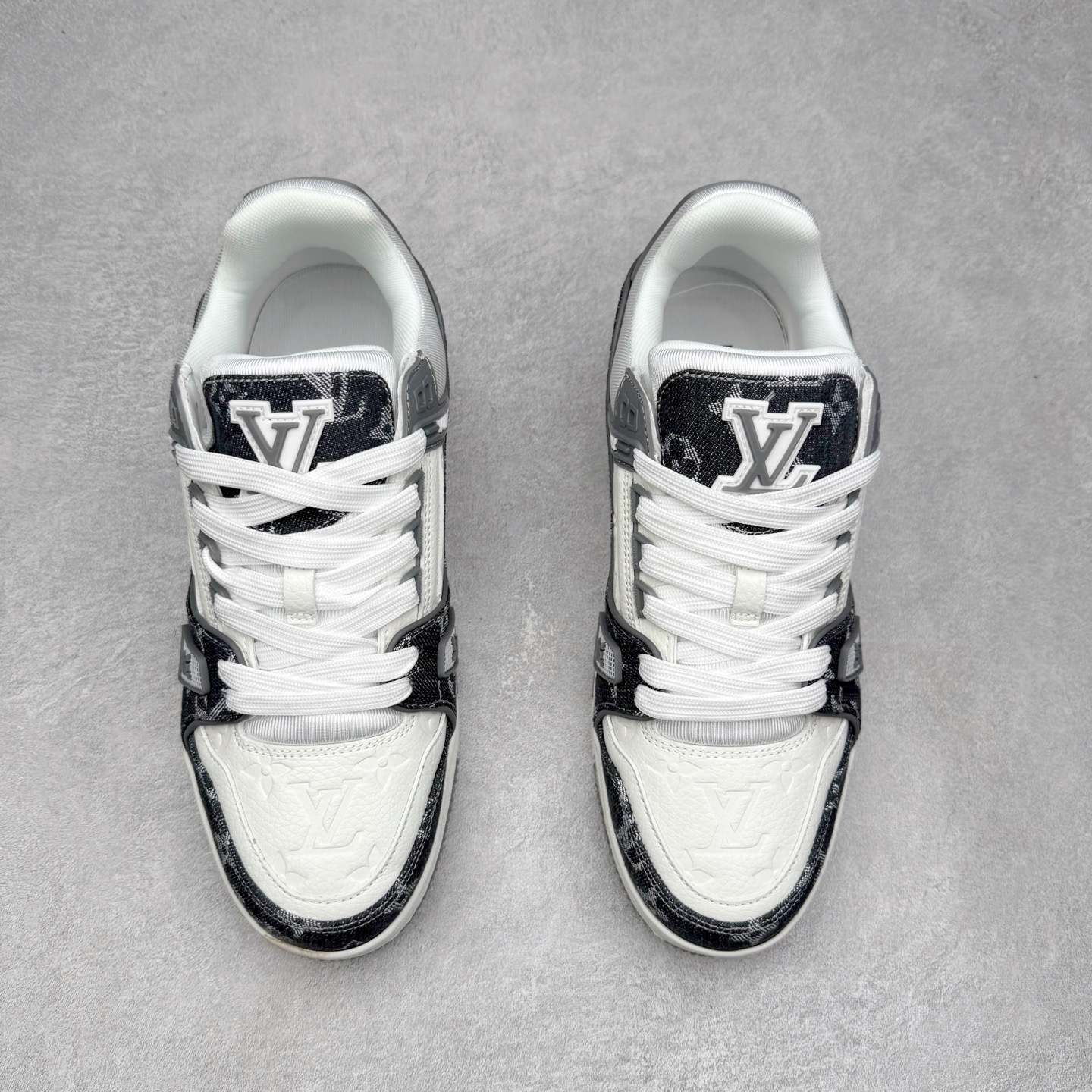 图片[2]-＃TG Louis Vuitton Trainer lv时装走秀运动鞋板鞋 老外外贸私人订单 口碑实力大厂出品 出货即市场巅峰 全套原纸板楦头开发 原汁原味 完美呈现版型 原数据独家私模大底 超高清洁度 极限压缩成本 超级跑量款式 全套原楦原纸版原鞋开模 独家磨具开发男女鞋 全网最具灵魂的版型 正确原装黄色鞋盒 正确中底印花 鞋面印花3D高频深度立体 全鞋电脑针车 紧密相连 针距密度一致 环保乳胶注塑鞋垫 厚度脚感还原原版 皮面裁剪部位 统一油边封口工艺 原装橡胶大底含胶量大底组合零偏差 专柜全套包装 防尘袋 说明书 质保卡 尺码：35 36 37 38 39 40 41 42 43 44 45-选品中心