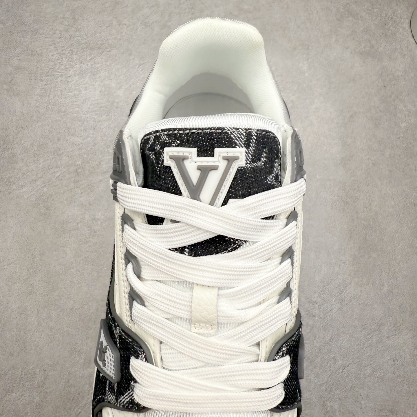 图片[5]-＃TG Louis Vuitton Trainer lv时装走秀运动鞋板鞋 老外外贸私人订单 口碑实力大厂出品 出货即市场巅峰 全套原纸板楦头开发 原汁原味 完美呈现版型 原数据独家私模大底 超高清洁度 极限压缩成本 超级跑量款式 全套原楦原纸版原鞋开模 独家磨具开发男女鞋 全网最具灵魂的版型 正确原装黄色鞋盒 正确中底印花 鞋面印花3D高频深度立体 全鞋电脑针车 紧密相连 针距密度一致 环保乳胶注塑鞋垫 厚度脚感还原原版 皮面裁剪部位 统一油边封口工艺 原装橡胶大底含胶量大底组合零偏差 专柜全套包装 防尘袋 说明书 质保卡 尺码：35 36 37 38 39 40 41 42 43 44 45-选品中心