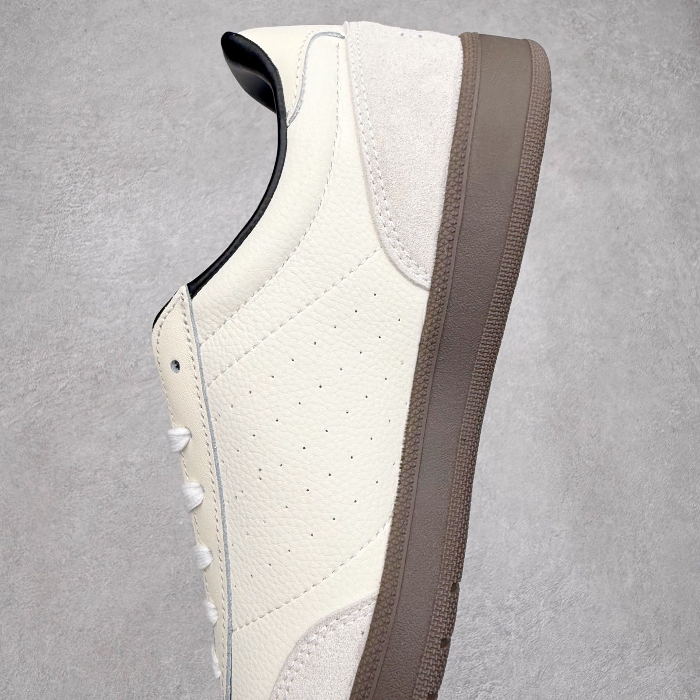 图片[7]-DESCENTE Chron 迪桑特复古拼接 舒适百搭 耐磨低帮生活休闲鞋 是一款集复古与现代于一体的低帮跑步鞋 简洁的牛皮鞋面不仅彰显出时尚的质感 还适用于多种场合的穿搭 这款鞋子的透气性能极佳 轻质弹性鞋底则提供了良好的舒适度和耐磨性 使你在行走或跑步时都能感受到脚底的柔软与支撑 尺码：36 36.5 37.5 38 38.5 39 40 40.5 41 42 42.5 43 44 44.5 45-选品中心