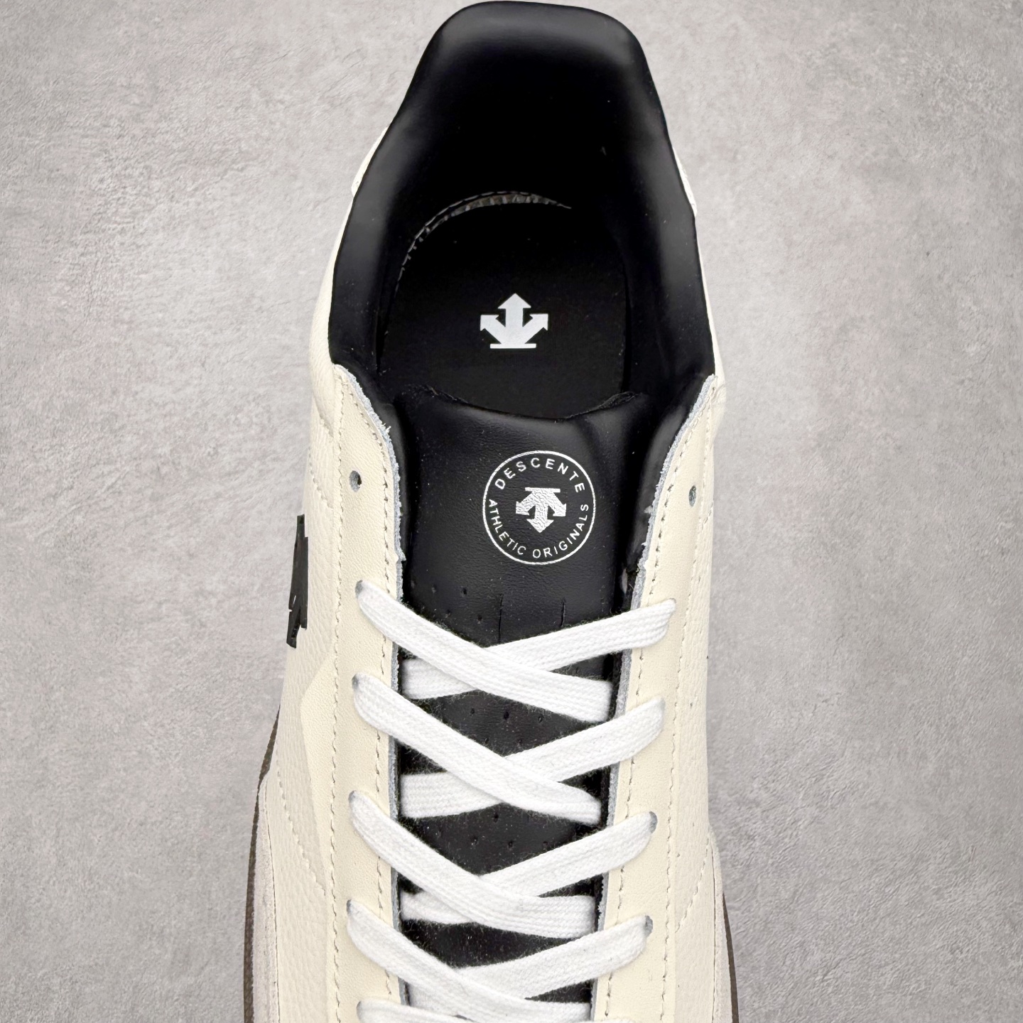 图片[5]-DESCENTE Chron 迪桑特复古拼接 舒适百搭 耐磨低帮生活休闲鞋 是一款集复古与现代于一体的低帮跑步鞋 简洁的牛皮鞋面不仅彰显出时尚的质感 还适用于多种场合的穿搭 这款鞋子的透气性能极佳 轻质弹性鞋底则提供了良好的舒适度和耐磨性 使你在行走或跑步时都能感受到脚底的柔软与支撑 尺码：36 36.5 37.5 38 38.5 39 40 40.5 41 42 42.5 43 44 44.5 45-选品中心