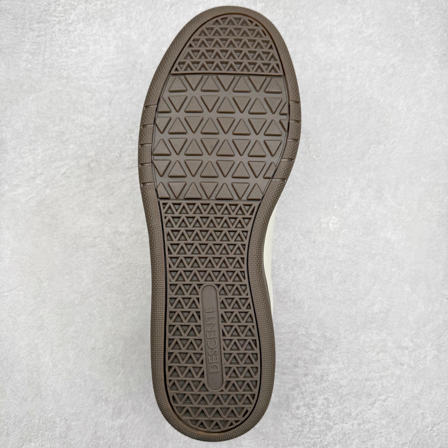 图片[9]-DESCENTE Chron 迪桑特复古拼接 舒适百搭 耐磨低帮生活休闲鞋 是一款集复古与现代于一体的低帮跑步鞋 简洁的牛皮鞋面不仅彰显出时尚的质感 还适用于多种场合的穿搭 这款鞋子的透气性能极佳 轻质弹性鞋底则提供了良好的舒适度和耐磨性 使你在行走或跑步时都能感受到脚底的柔软与支撑 尺码：36 36.5 37.5 38 38.5 39 40 40.5 41 42 42.5 43 44 44.5 45-选品中心