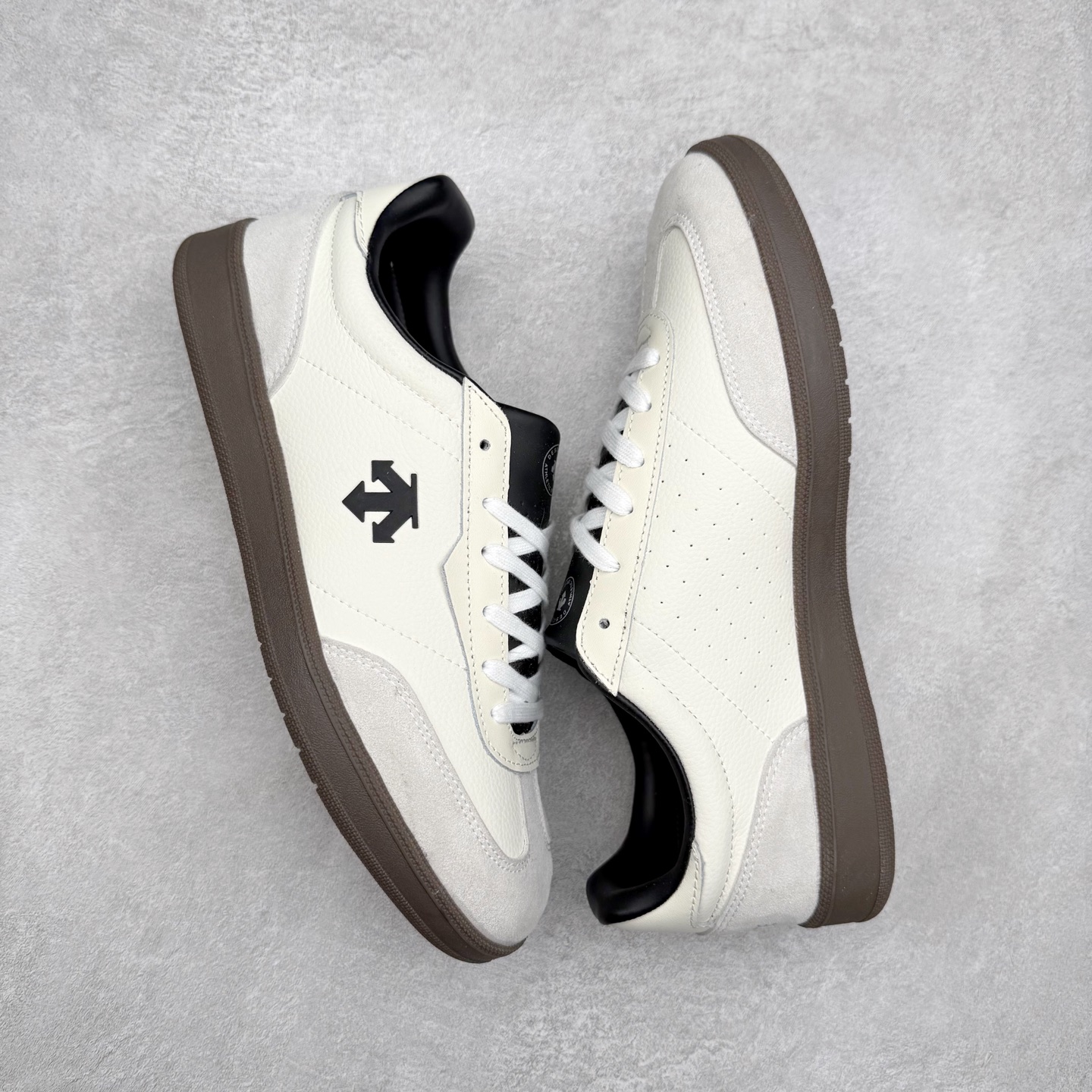 图片[3]-DESCENTE Chron 迪桑特复古拼接 舒适百搭 耐磨低帮生活休闲鞋 是一款集复古与现代于一体的低帮跑步鞋 简洁的牛皮鞋面不仅彰显出时尚的质感 还适用于多种场合的穿搭 这款鞋子的透气性能极佳 轻质弹性鞋底则提供了良好的舒适度和耐磨性 使你在行走或跑步时都能感受到脚底的柔软与支撑 尺码：36 36.5 37.5 38 38.5 39 40 40.5 41 42 42.5 43 44 44.5 45-选品中心