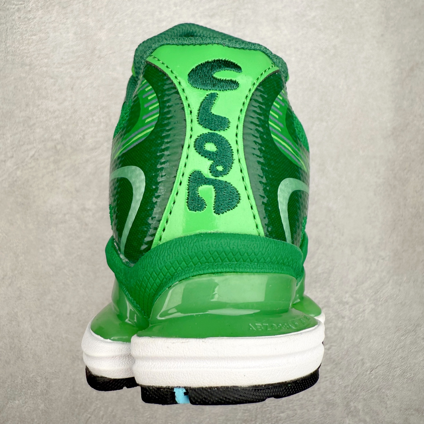 图片[8]-New Balance NB2000 舒适百搭防滑耐磨低帮 休闲跑步鞋 New Balance 在近两年的球鞋市场屡出奇招，在经典鞋型保持进一步增长的同时，推出的每一款新鞋型也都有傲人的战绩。在 327、9060 等鞋型获得成功之后，今天 New Balance 家族又迎来了新鲜血液的注入。这双 New Balance 2000 依然是融合了新旧元素的跑鞋造型，命名为 2000，或许是它的设计理念有着 Y2K 的血统。最大的亮点，在于这双鞋的中底。外侧以五个 ABZORB 单元，带来极具辨识度和冲击力的视觉效果，让这双鞋在外观和脚感方面都颇具吸引力。尺码：36 37 37.5 38 38.5 39 40 40.5 41 42 42.5 43 44 45 46-选品中心