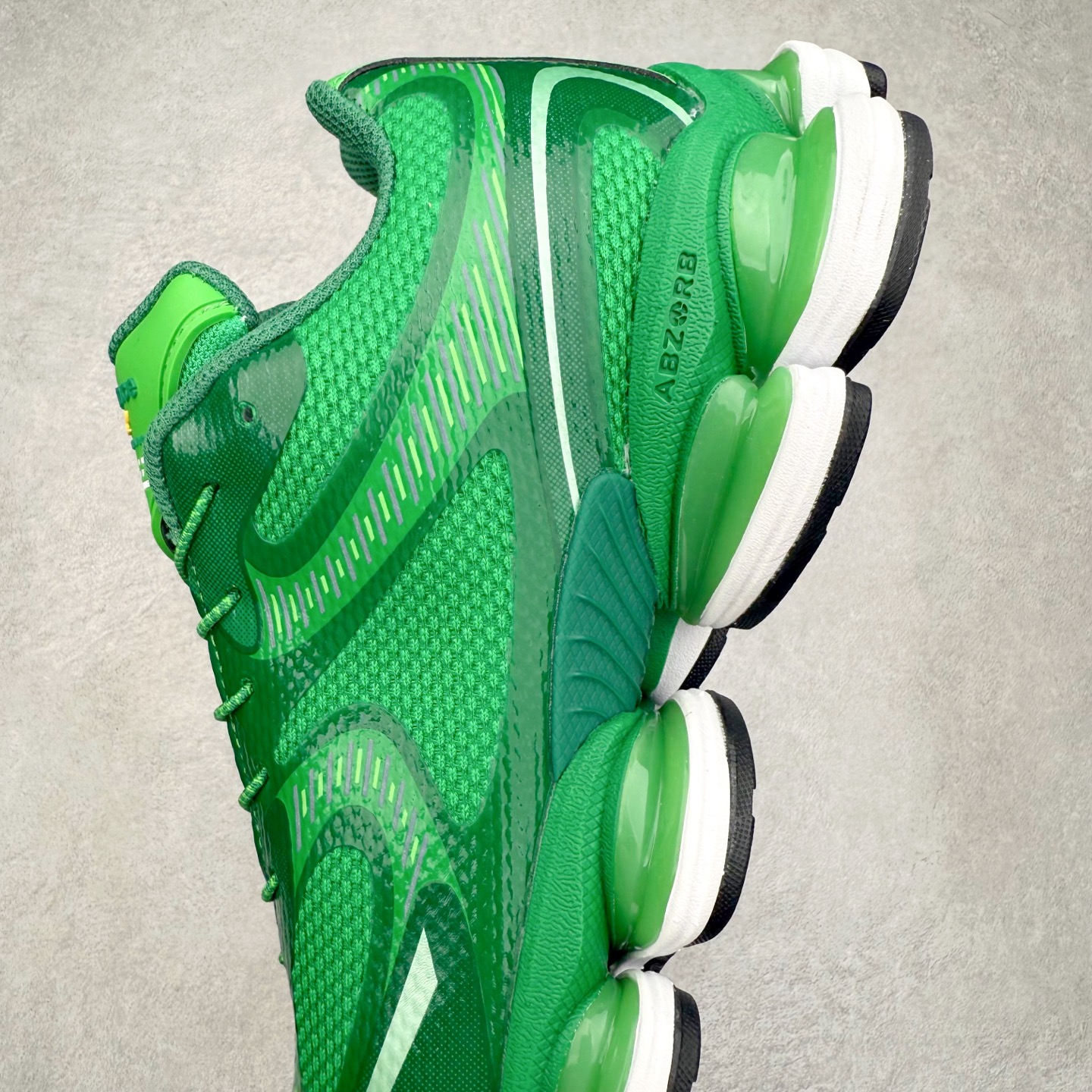 图片[7]-New Balance NB2000 舒适百搭防滑耐磨低帮 休闲跑步鞋 New Balance 在近两年的球鞋市场屡出奇招，在经典鞋型保持进一步增长的同时，推出的每一款新鞋型也都有傲人的战绩。在 327、9060 等鞋型获得成功之后，今天 New Balance 家族又迎来了新鲜血液的注入。这双 New Balance 2000 依然是融合了新旧元素的跑鞋造型，命名为 2000，或许是它的设计理念有着 Y2K 的血统。最大的亮点，在于这双鞋的中底。外侧以五个 ABZORB 单元，带来极具辨识度和冲击力的视觉效果，让这双鞋在外观和脚感方面都颇具吸引力。尺码：36 37 37.5 38 38.5 39 40 40.5 41 42 42.5 43 44 45 46-选品中心