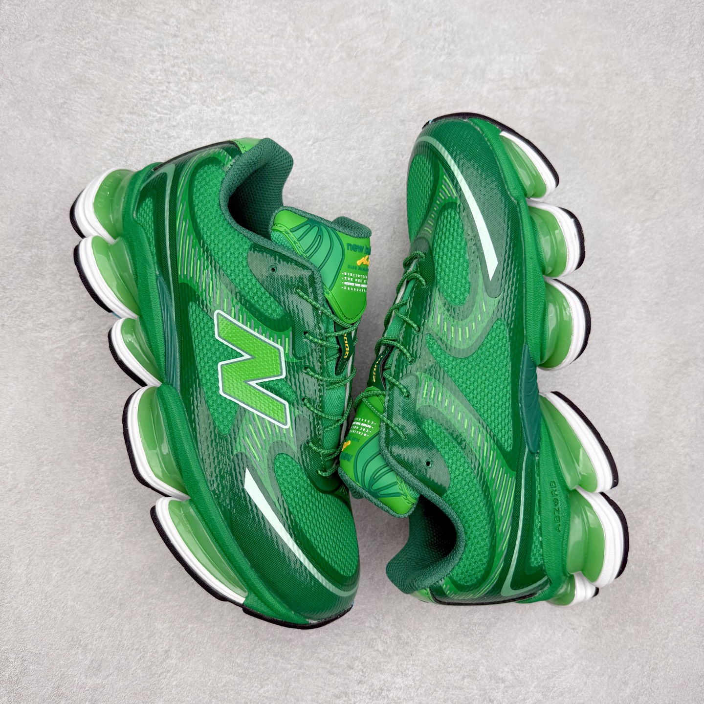 图片[3]-New Balance NB2000 舒适百搭防滑耐磨低帮 休闲跑步鞋 New Balance 在近两年的球鞋市场屡出奇招，在经典鞋型保持进一步增长的同时，推出的每一款新鞋型也都有傲人的战绩。在 327、9060 等鞋型获得成功之后，今天 New Balance 家族又迎来了新鲜血液的注入。这双 New Balance 2000 依然是融合了新旧元素的跑鞋造型，命名为 2000，或许是它的设计理念有着 Y2K 的血统。最大的亮点，在于这双鞋的中底。外侧以五个 ABZORB 单元，带来极具辨识度和冲击力的视觉效果，让这双鞋在外观和脚感方面都颇具吸引力。尺码：36 37 37.5 38 38.5 39 40 40.5 41 42 42.5 43 44 45 46-选品中心