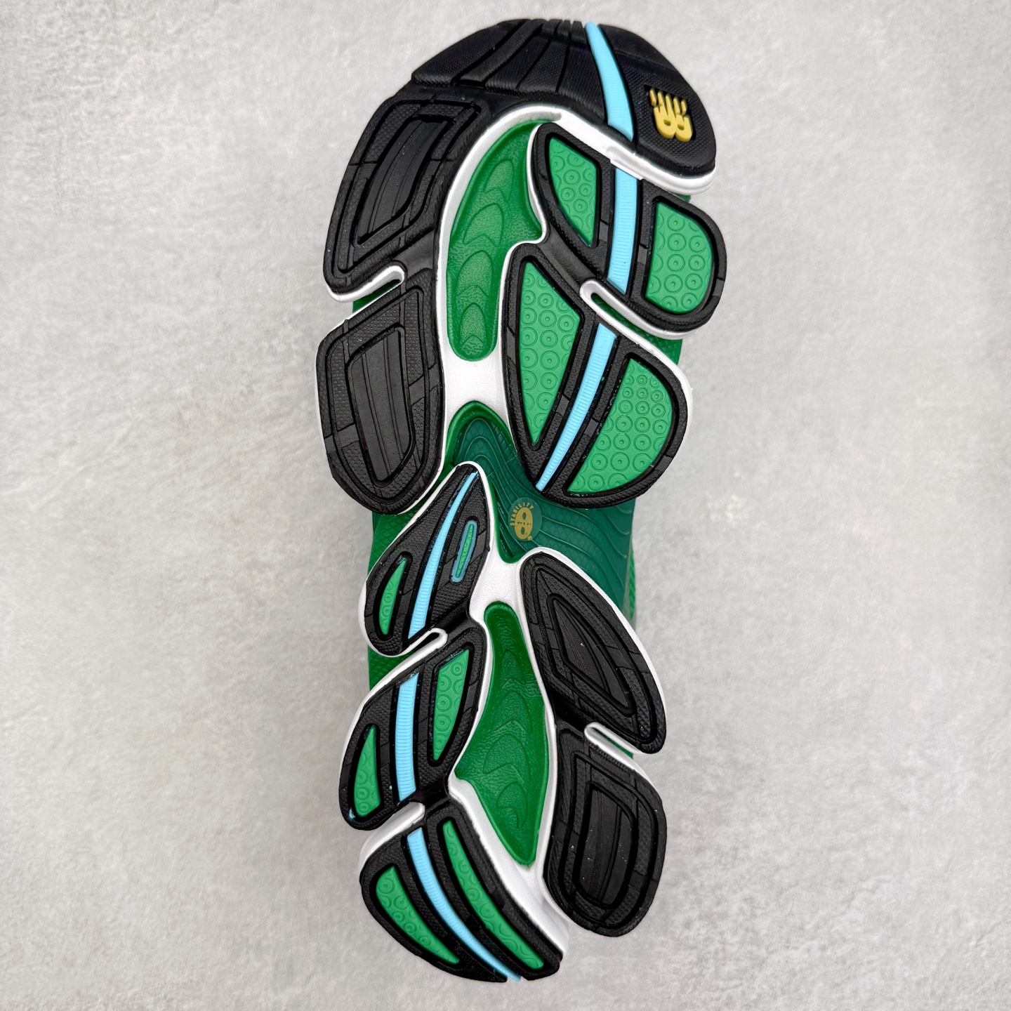 图片[9]-New Balance NB2000 舒适百搭防滑耐磨低帮 休闲跑步鞋 New Balance 在近两年的球鞋市场屡出奇招，在经典鞋型保持进一步增长的同时，推出的每一款新鞋型也都有傲人的战绩。在 327、9060 等鞋型获得成功之后，今天 New Balance 家族又迎来了新鲜血液的注入。这双 New Balance 2000 依然是融合了新旧元素的跑鞋造型，命名为 2000，或许是它的设计理念有着 Y2K 的血统。最大的亮点，在于这双鞋的中底。外侧以五个 ABZORB 单元，带来极具辨识度和冲击力的视觉效果，让这双鞋在外观和脚感方面都颇具吸引力。尺码：36 37 37.5 38 38.5 39 40 40.5 41 42 42.5 43 44 45 46-选品中心