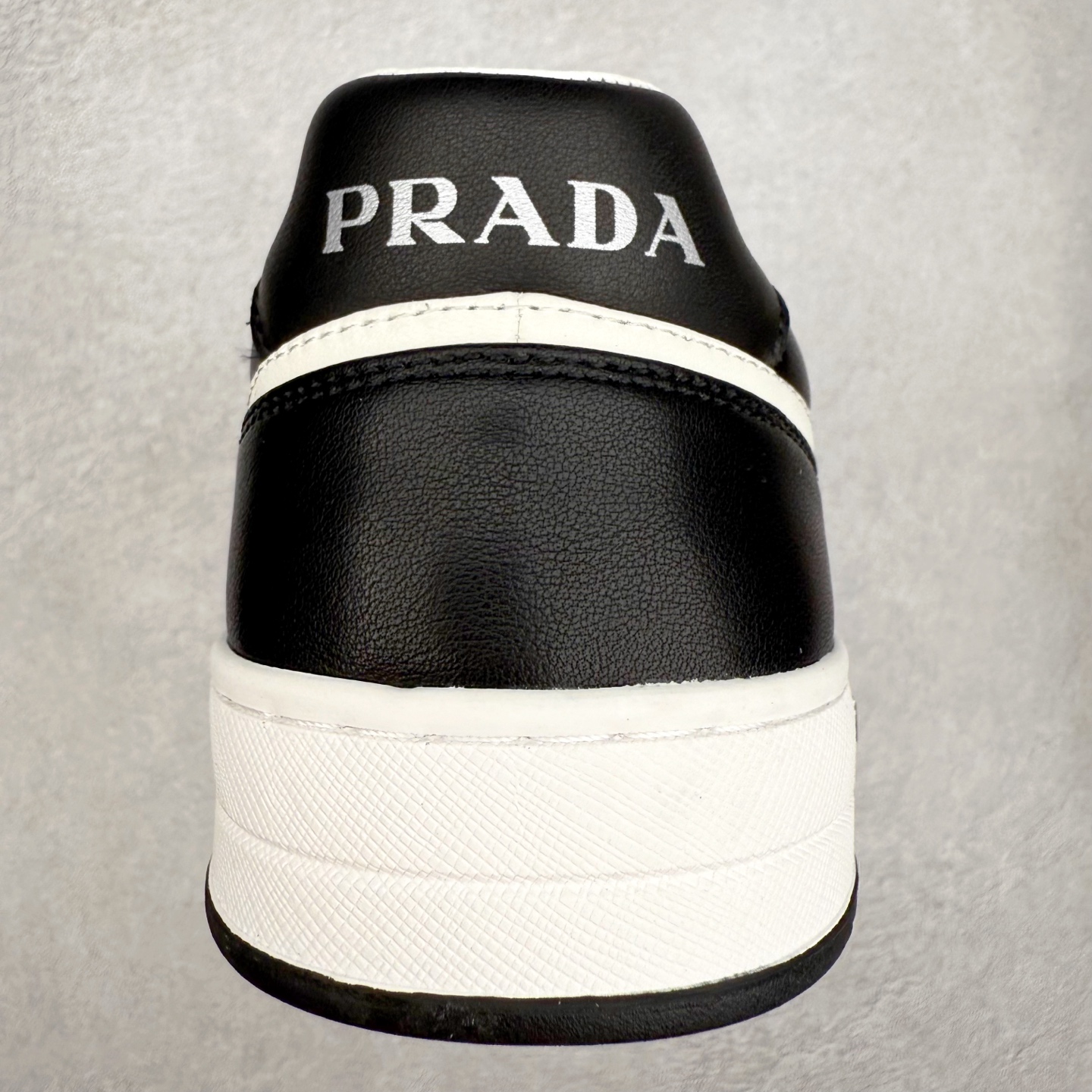 图片[8]-PRADA 普拉达马龙同款低帮男鞋休闲鞋运动板鞋系列 明星同款 广东大厂品质 专柜同步 大气个性更潮更抢眼更追求档次，它将颠覆旧念，与您共度时尚潮人必备! 面料采用原版进口小牛皮 牛皮内里垫脚 橡胶大底 轻便防滑耐磨 脚感舒适 款式耐看做工精细 配以简洁利落的鞋楦 彰显男人的果敢和硬朗 尺码：38 39 40 41 42 43 44 （皮鞋码）-选品中心