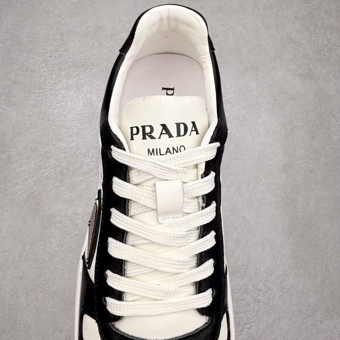 图片[5]-PRADA 普拉达马龙同款低帮男鞋休闲鞋运动板鞋系列 明星同款 广东大厂品质 专柜同步 大气个性更潮更抢眼更追求档次，它将颠覆旧念，与您共度时尚潮人必备! 面料采用原版进口小牛皮 牛皮内里垫脚 橡胶大底 轻便防滑耐磨 脚感舒适 款式耐看做工精细 配以简洁利落的鞋楦 彰显男人的果敢和硬朗 尺码：38 39 40 41 42 43 44 （皮鞋码）-选品中心